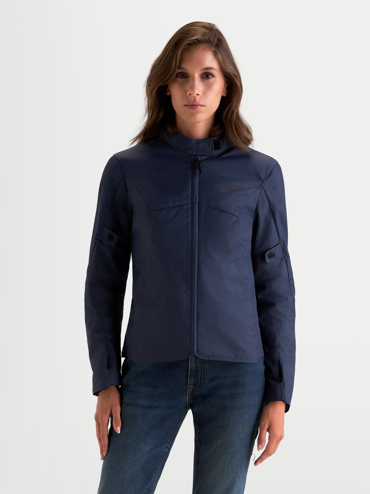 Alpinestars Stella C 1 Waterproof Jacke, Damen-Urban-Motorradjacke in Blau, Vorderansicht an einem Model in wasserdichter Textil-Schutzausrüstung