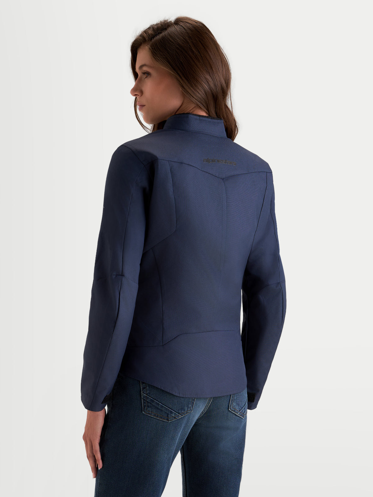 Alpinestars Stella C-1 Waterproof Jacke, urbane Damen-Motorradjacke in Mood Indigo Blau, Rückansicht mit 3D-Rückenkonstruktion und weichem Innenkragen an einem Model