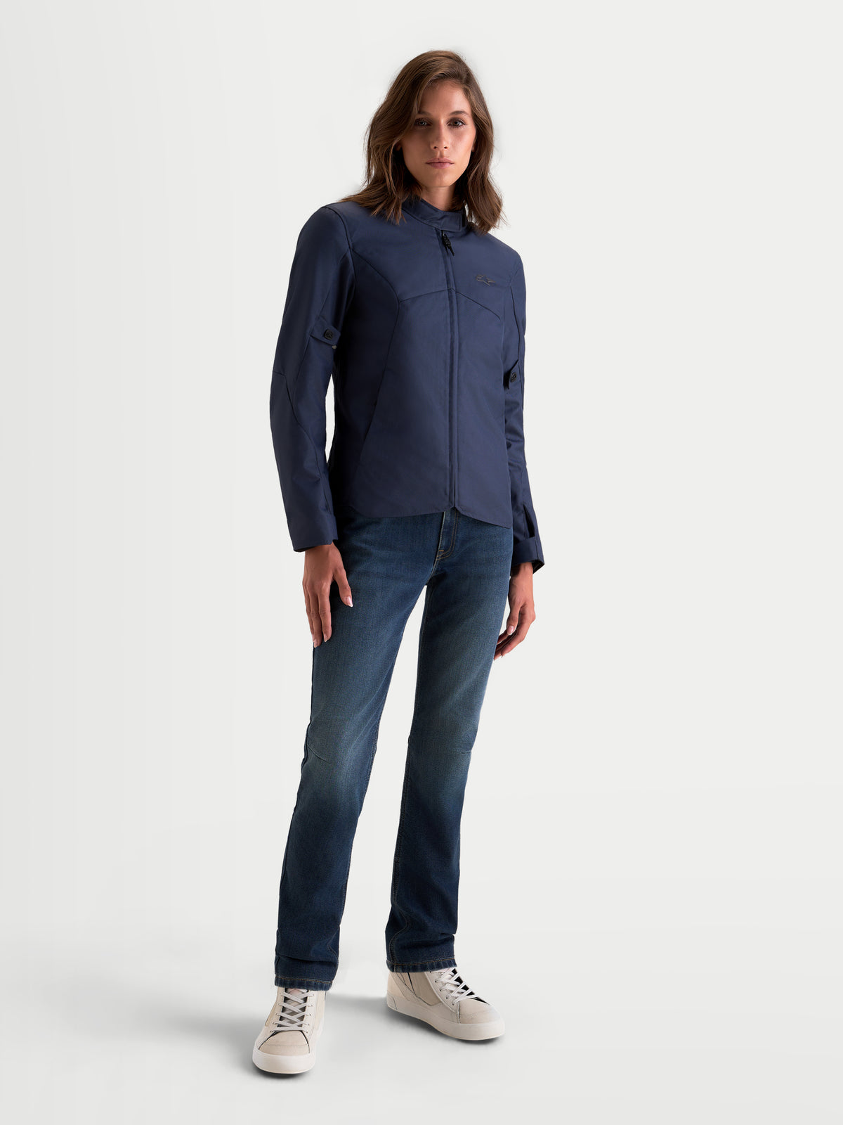 Alpinestars Stella C 1 Waterproof Jacke, Damen-Motorradjacke in Blau, getragen von einem Model zur Präsentation der wasserdichten Textilkonstruktion im urbanen Design