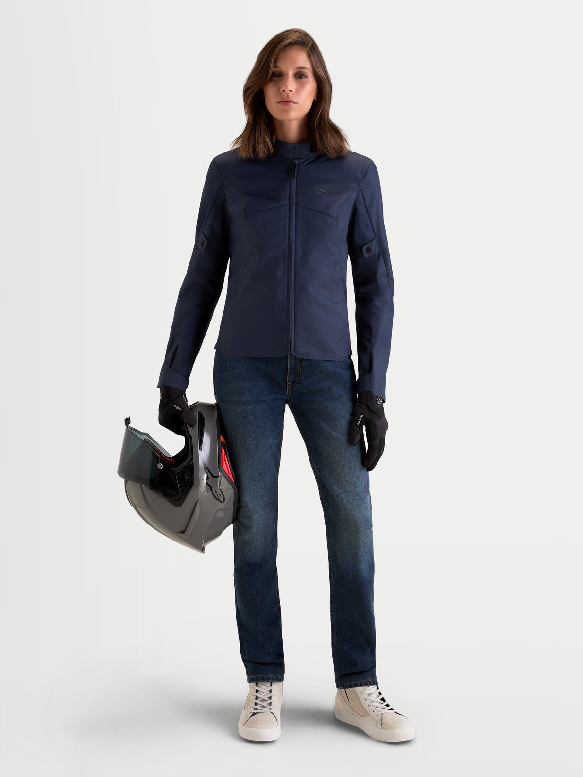 Alpinestars Stella C 1 Waterproof Jacke, Damen-Motorradjacke in Indigo-Blau, getragen von einem Model mit Helm und Handschuhen