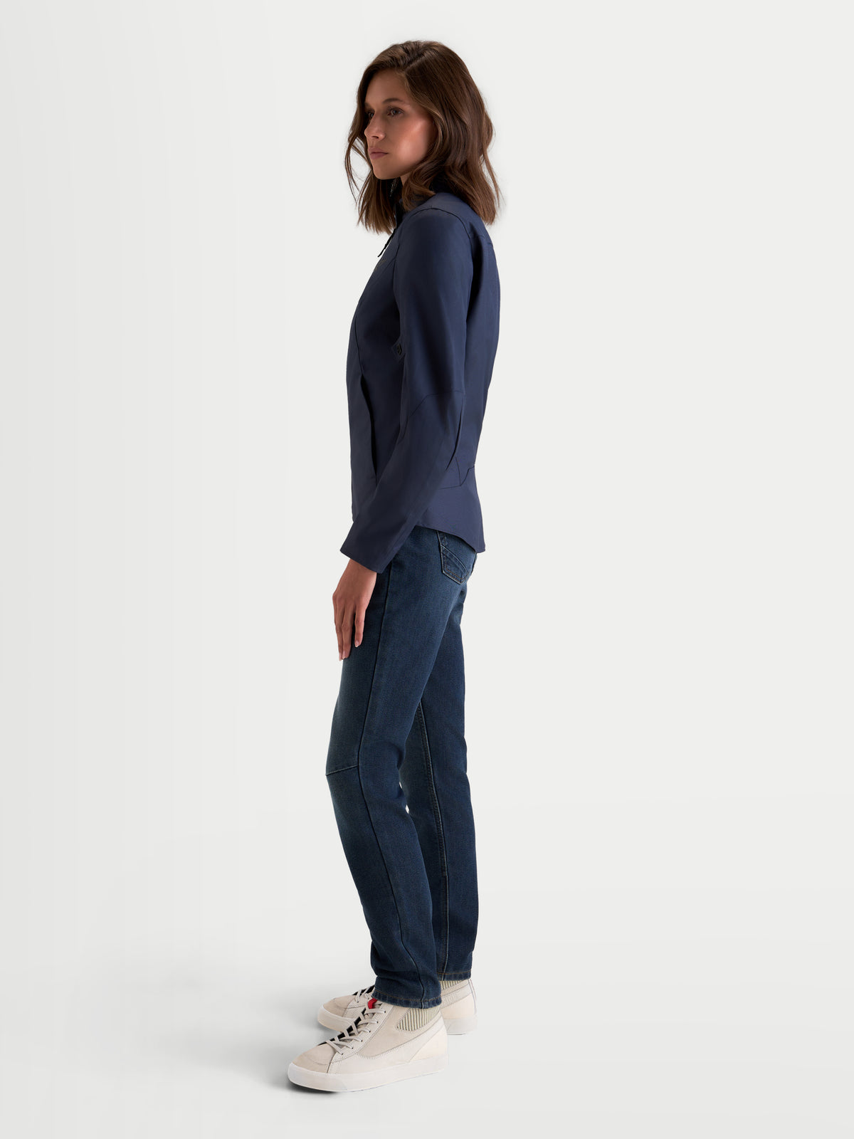Alpinestars Stella C 1 Waterproof Jacke, Damen-Motorradjacke in Indigoblau, Seitenprofil-Ansicht getragen von einem Model mit Jeans und Sneakern, mit wasserdichter Textilkonstruktion