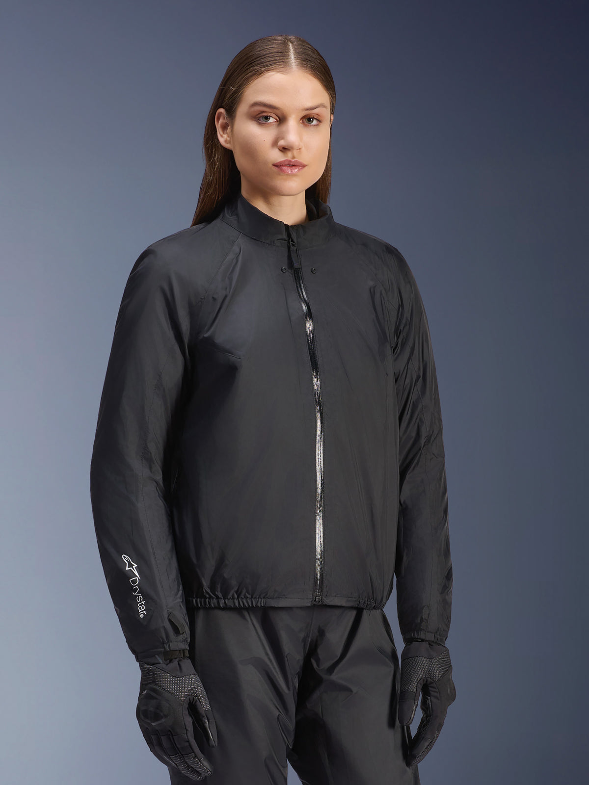 Alpinestars Stella Andes Air Drystar® Jacke, Damen-Motorradjacke, Schwarz, mit herausnehmbarer wasserdichter Membranschicht, durchgehendem Frontreißverschluss und Drystar-Logo auf dem Ärmel, getragen mit passender schwarzer Motorradhose und Handschuhen