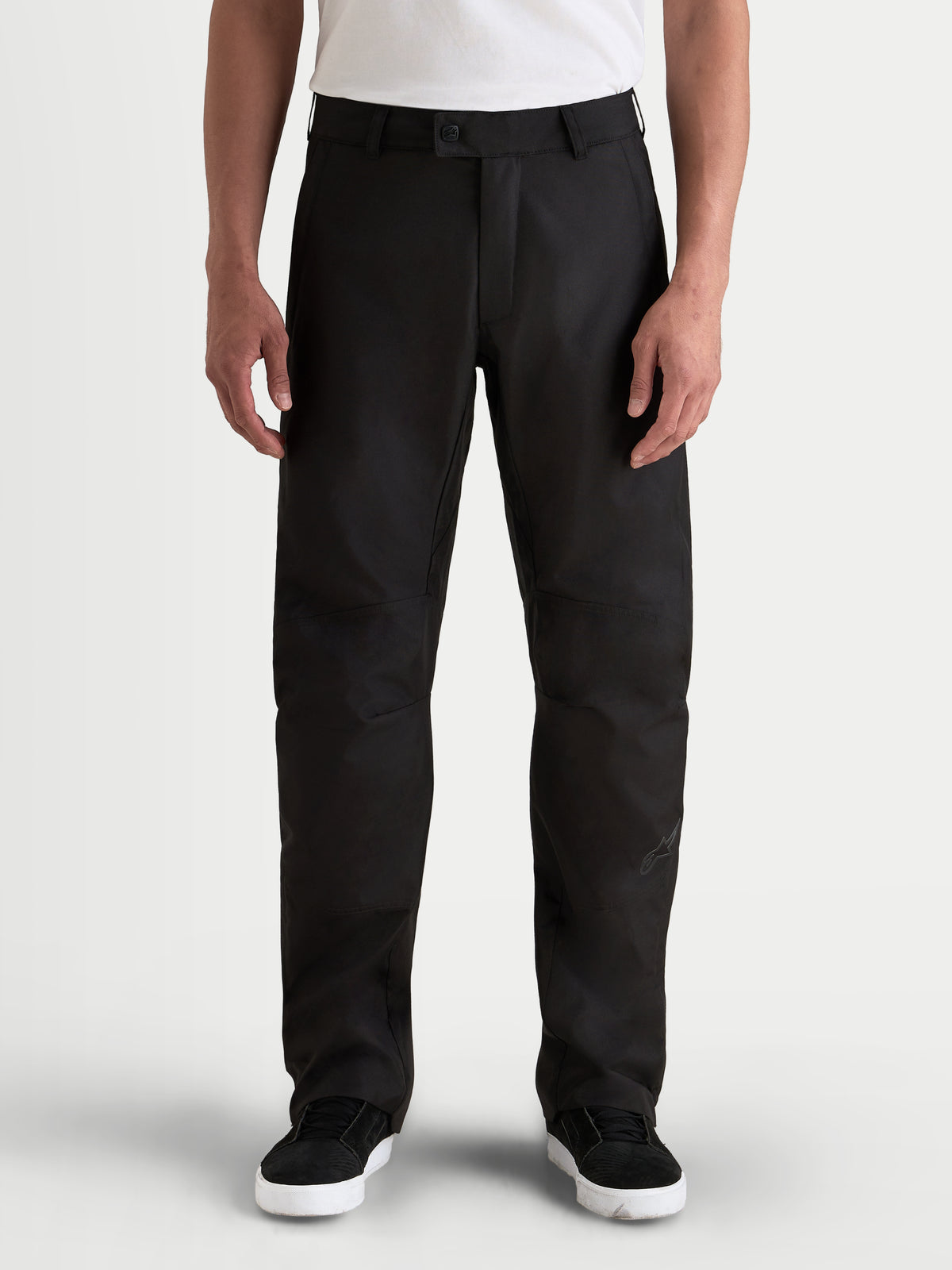 Alpinestars C 1 Waterproof Hose, urbane Herren-Motorradhose in Schwarz, Vorderansicht an einem Model mit weißem T-Shirt, mit strapazierfähiger Polyesterschale und geradem Schnitt