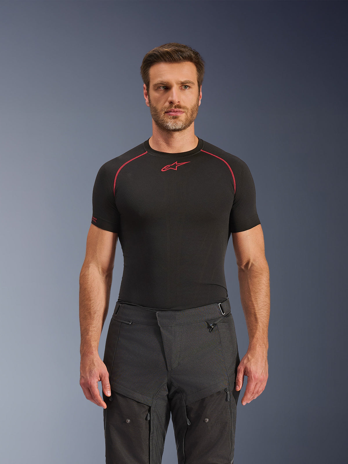 Alpinestars Cusco Drystar® Hose, Adventure-Motorradhose, Schwarz, technische Textilkonstruktion mit Belüftungsreißverschlüssen und Ripstop-Einsätzen, getragen von einem männlichen Model mit einem schwarzen Alpinestars Base-Layer-Shirt für einen kompletten Adventure-Riding-Look