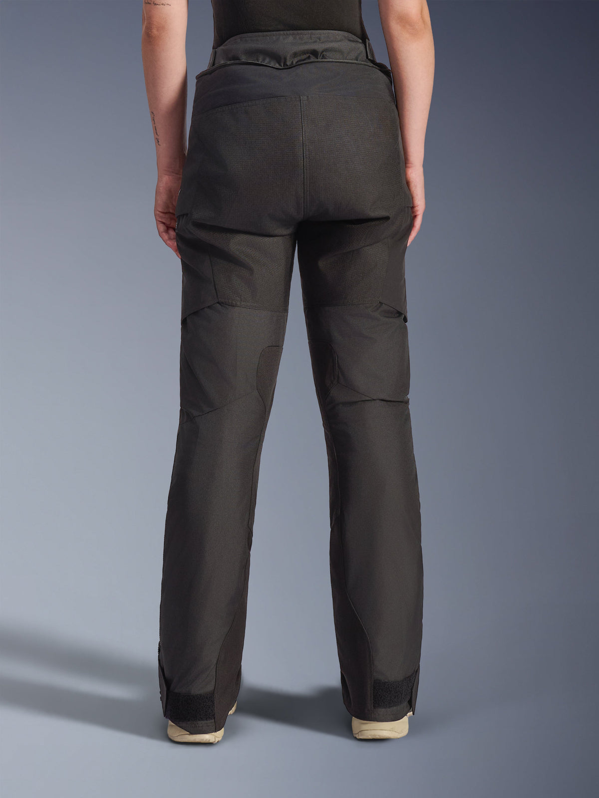 Alpinestars Stella Andes V4 Drystar® Hose für Damen, Motorradhose, Schwarz, Rückansicht mit technischer Textilkonstruktion und verstärkten Einsätzen, verstellbarem Bund und Beinabschlüssen, strapazierfähiges Design für Adventure-Touren