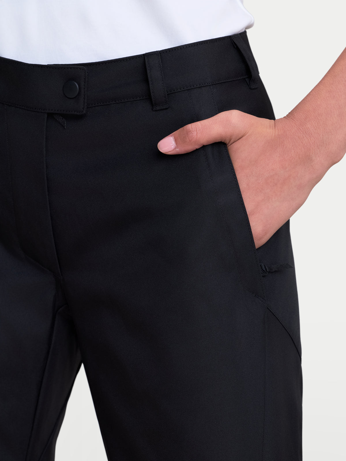 Alpinestars Stella C 1 Waterproof Hose, urbane Damen-Motorradhose in Schwarz, Nahaufnahme mit Fokus auf Gürtelschlaufen und Reißverschlusstasche vorne an Model
