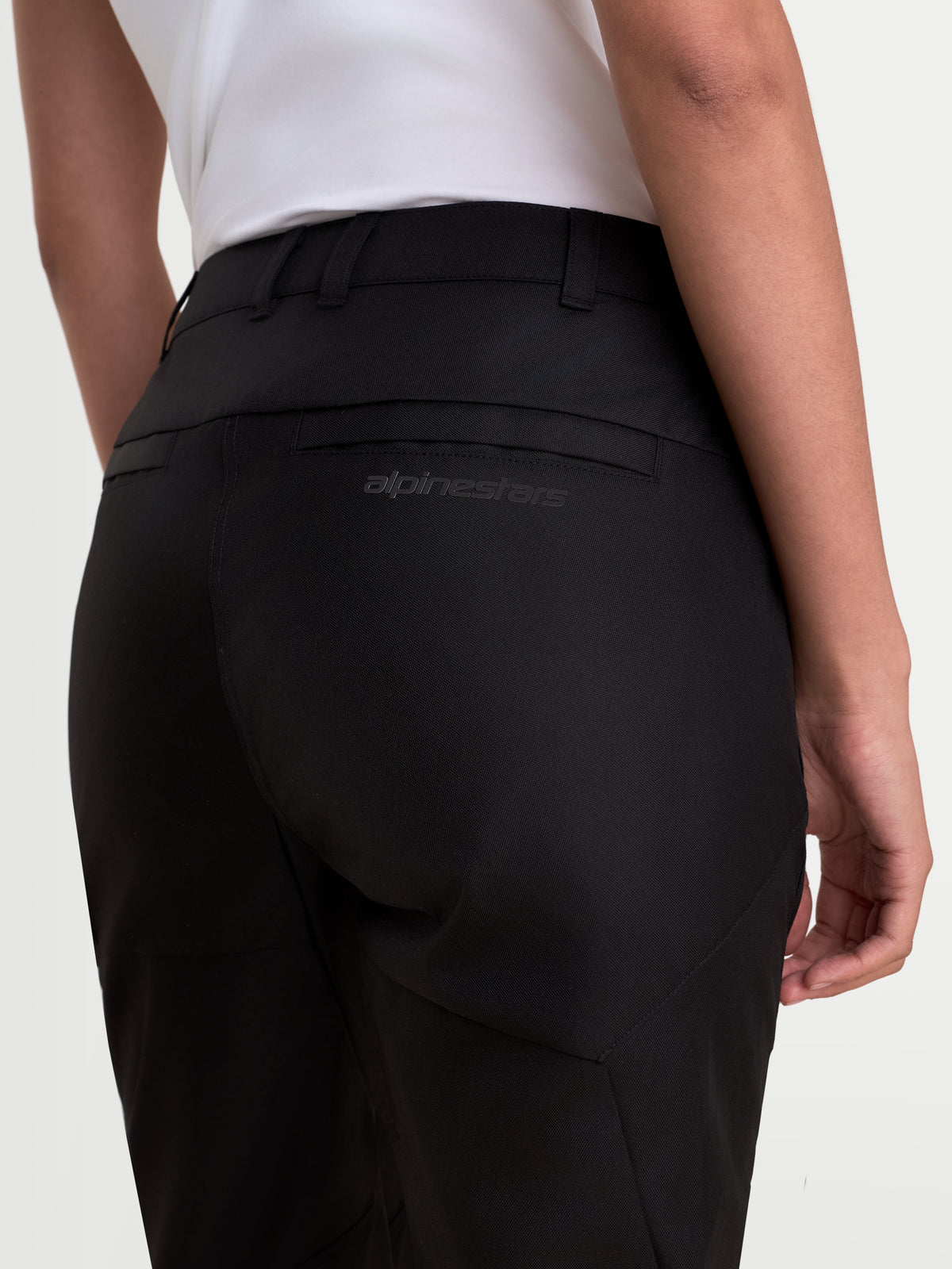 Alpinestars Stella C 1 Waterproof Hose, Damen-Motorradhose in Schwarz, Nahaufnahme der Rückansicht mit Gürtelschlaufen, Gesäßtaschen und dezentem Alpinestars-Branding