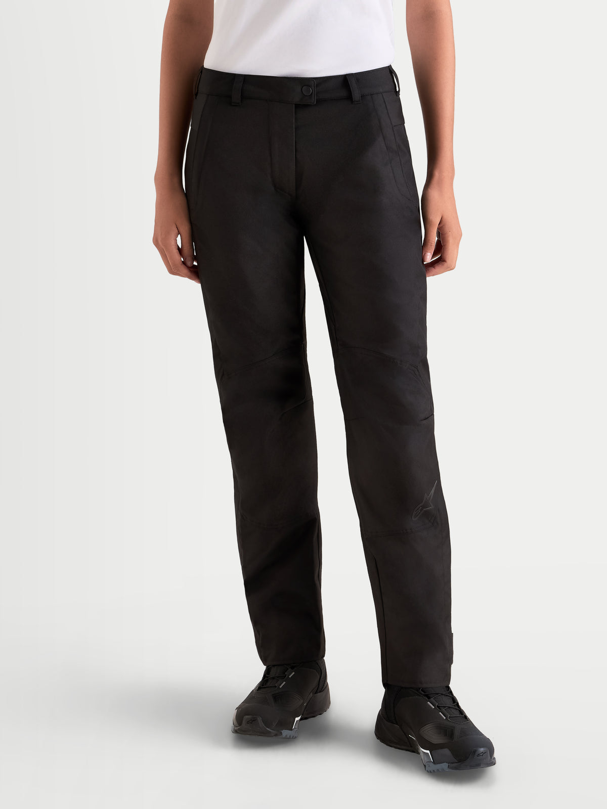 Alpinestars Stella C 1 Waterproof Hose, urbane Damen-Motorradhose in Schwarz, aus gerader Textilkonstruktion mit ergonomischem Kniebereich, getragen von einem Model