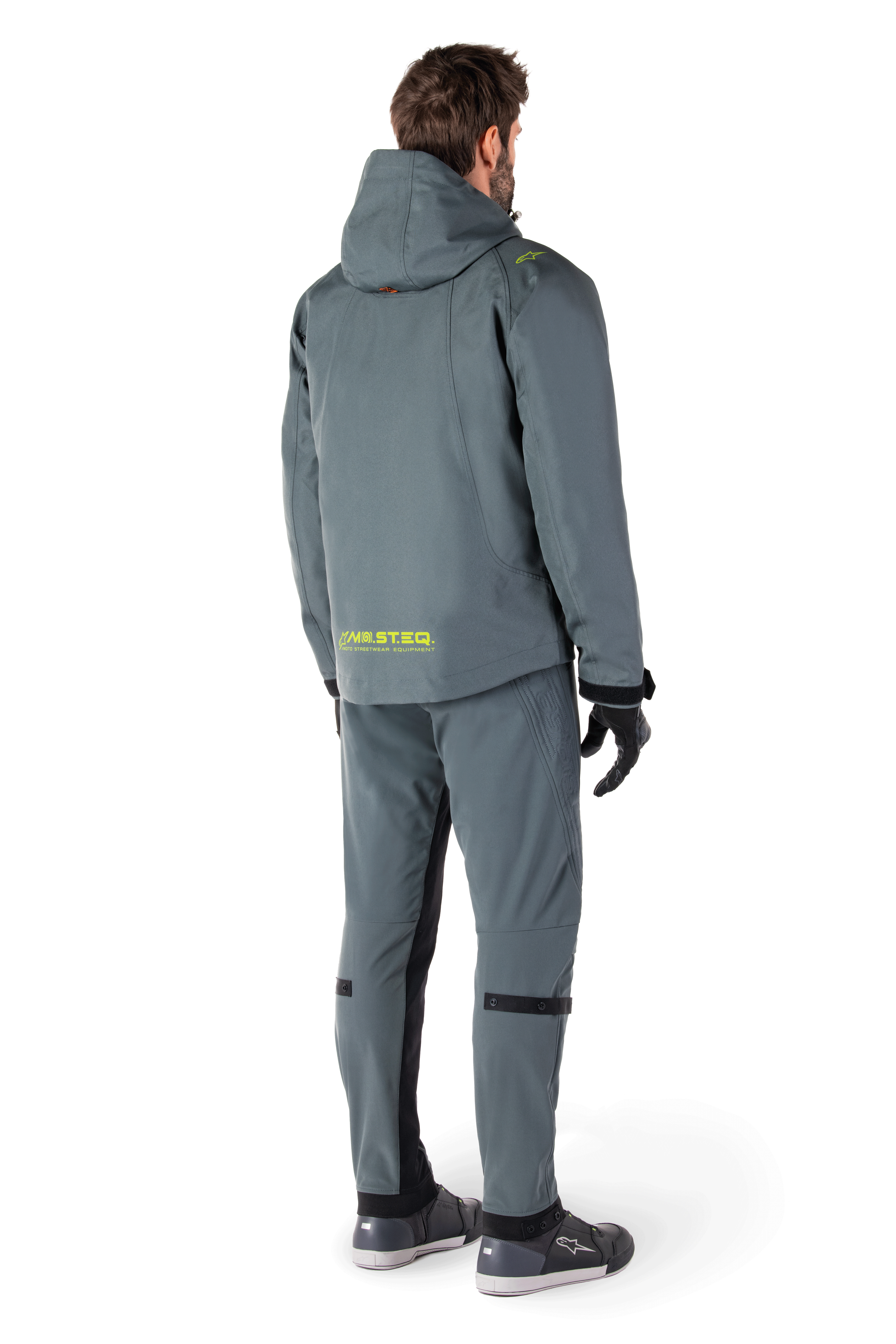 Alpinestars Morush Wasserdichter Parka in Urban Gray, lang geschnittene Motorradjacke mit Streetwear-inspiriertem Design, sturmsicherer Kapuze, großen 3D-Utility-Fronttaschen und reflektierendem MO.ST.EQ. Schriftzug auf dem Rücken.