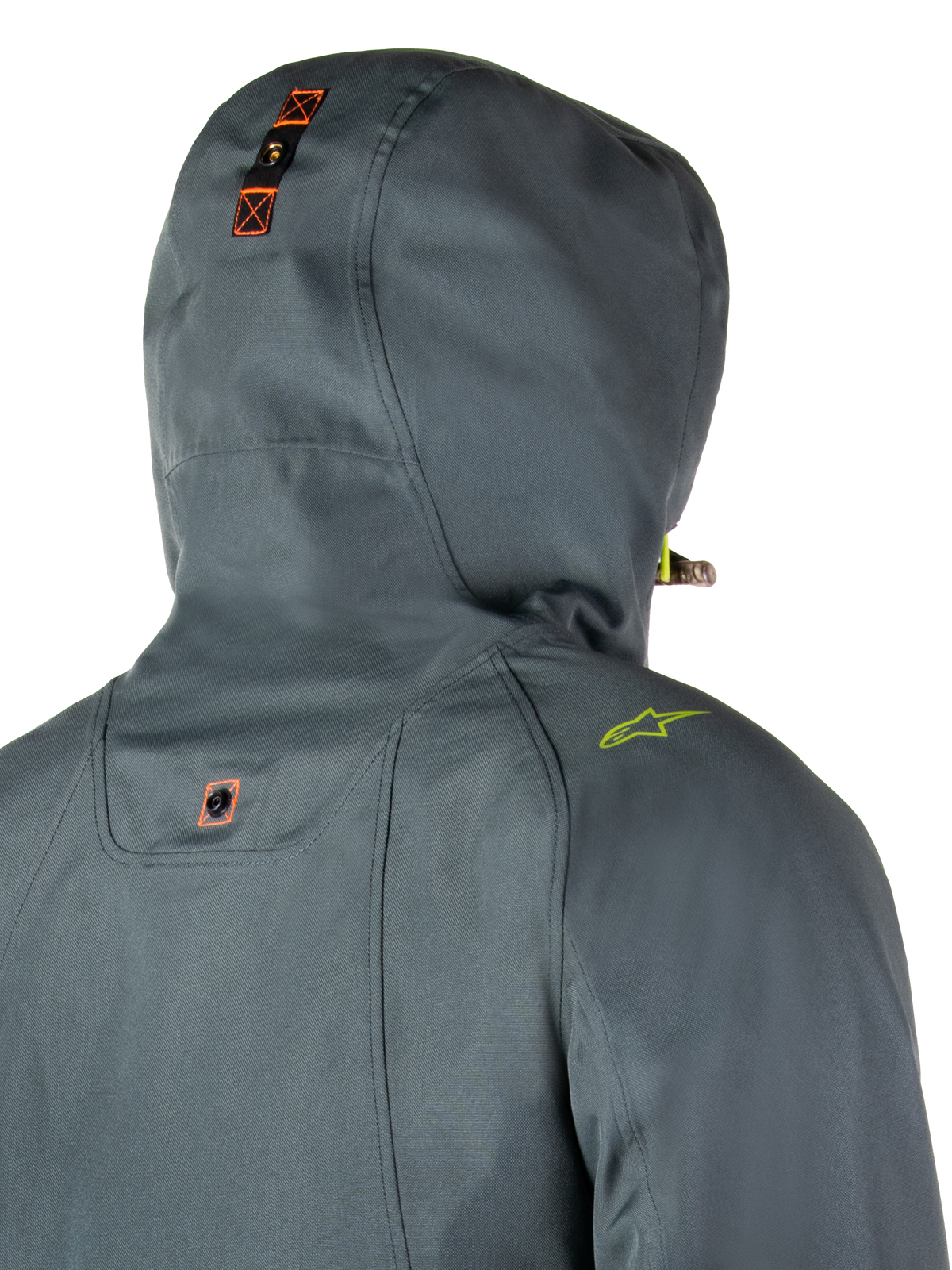 Alpinestars Morush Wasserdichter Parka, Urban Gray, detaillierte Rückansicht der Kapuze mit Druckknopf-Verankerungssystem und orangefarbenen Akzenten, limettengrünes Schulterlogo, wasserdichte urbane Motorrad-Streetwear