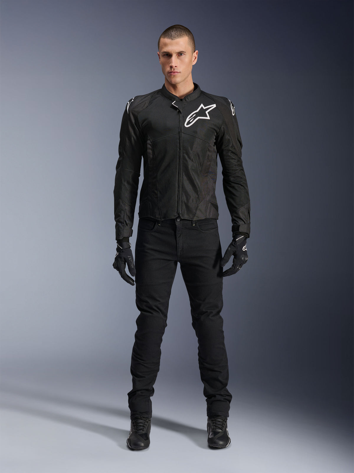 Alpinestars Viper Air V4 Jacke, schwarze Textil-Motorradjacke, weißes Logo auf Brust und Schultern, getragen mit schwarzer Motorradhose und Handschuhen, Tech-Mesh-Einsätze für optimale Luftzirkulation, Ganzkörper-Studioaufnahme