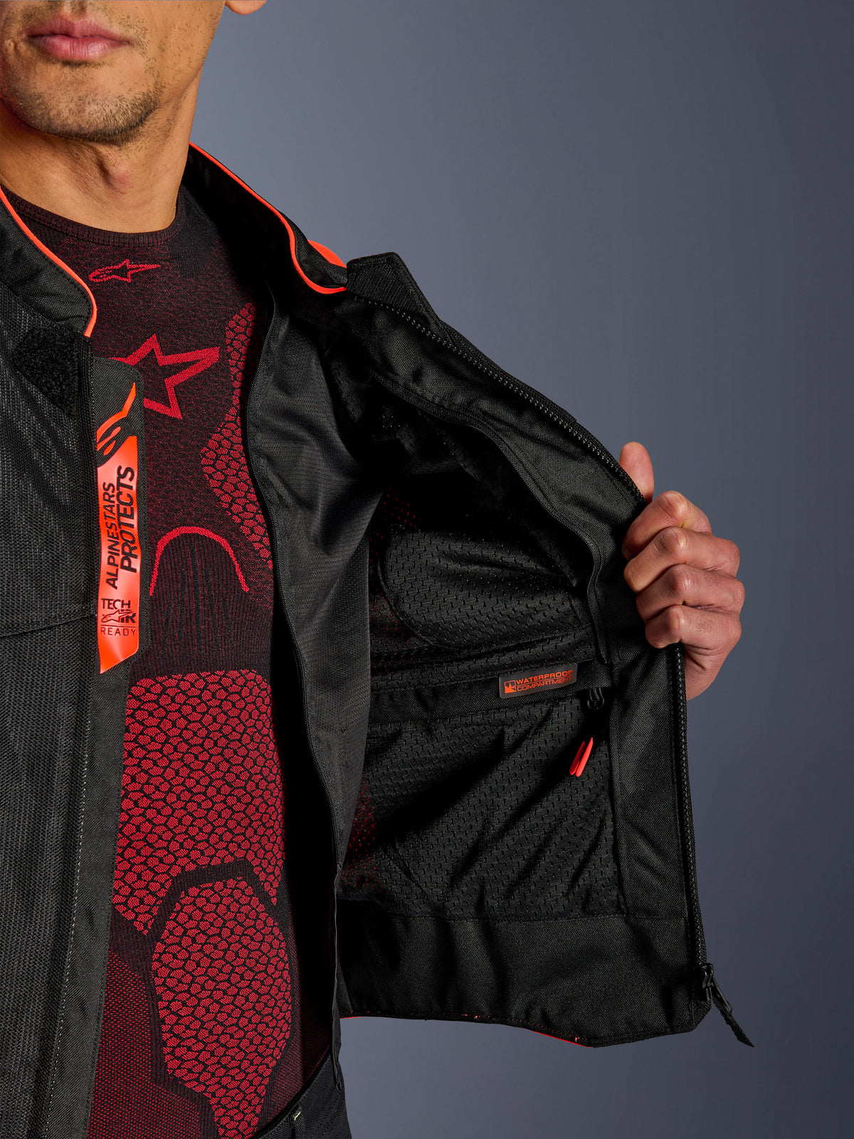 Alpinestars Viper Air V4 Jacke, Innendetail mit wasserdichtem Innenfach und atmungsaktivem Tech-Mesh-Futter, Akzente in Red Fluo und Schwarz, Tech-Air Ready Branding