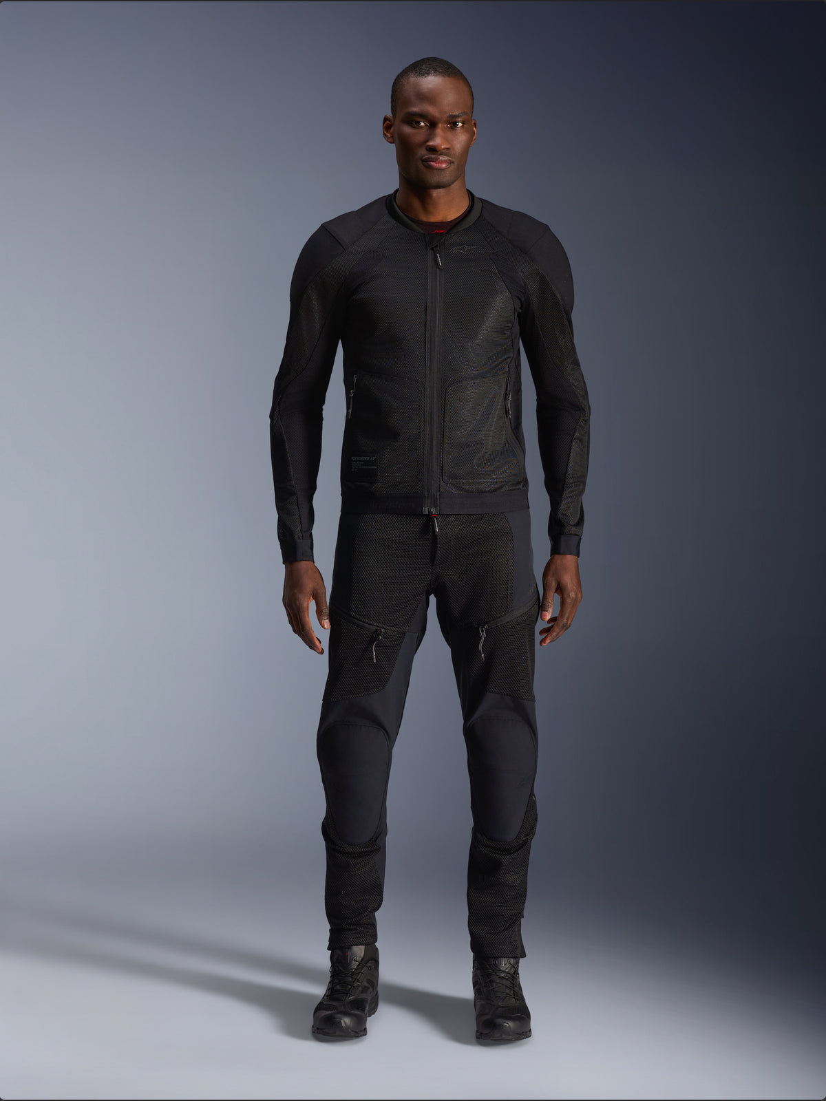 Alpinestars Troop-Air Jacke, Herren-Motorradjacke aus schwarzem 2D-Tech-Mesh für Urban Riding, getragen von einem Modell.