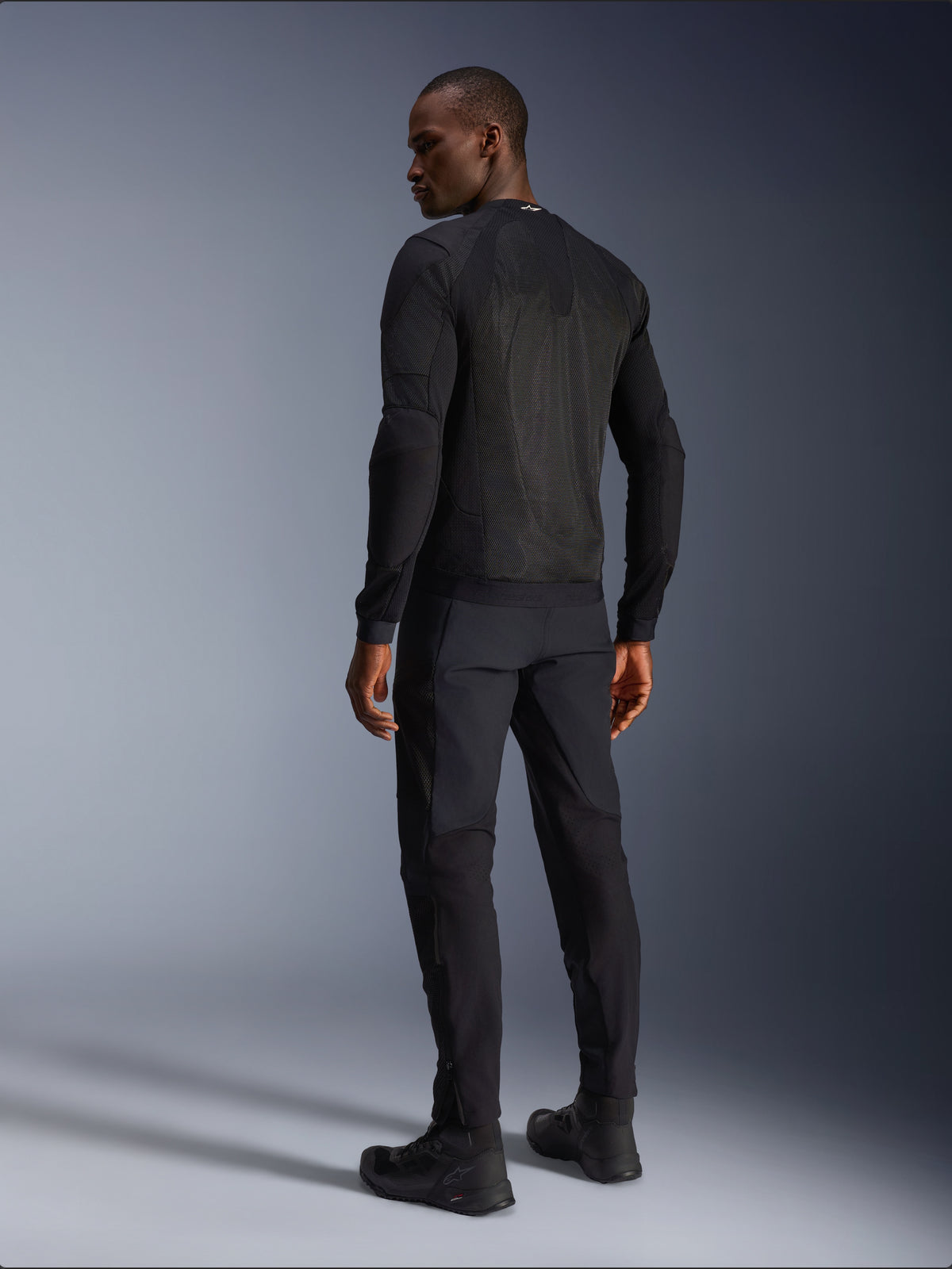Alpinestars Troop-Air Jacke, schwarze urbane Mesh-Motorradjacke, Rückansicht am Model mit großen Belüftungseinsätzen.