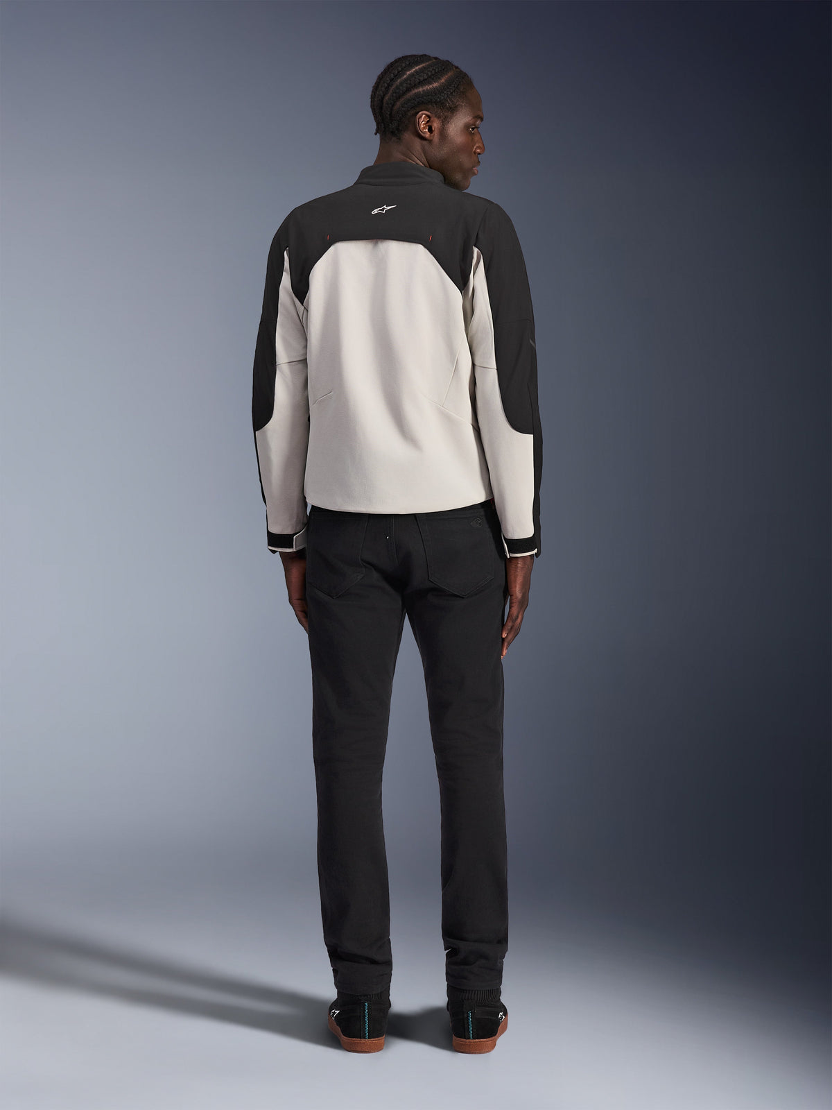 Alpinestars Provoke Jacke, urbane Textil-Motorradjacke in Black Metal Gray, Rückansicht mit schwarzen Schulter- und Ärmeleinsätzen sowie hellgrauem Torso, kleines weißes Stern-Logo auf dem Rücken, straßentaugliches Design für urbane Fahrer