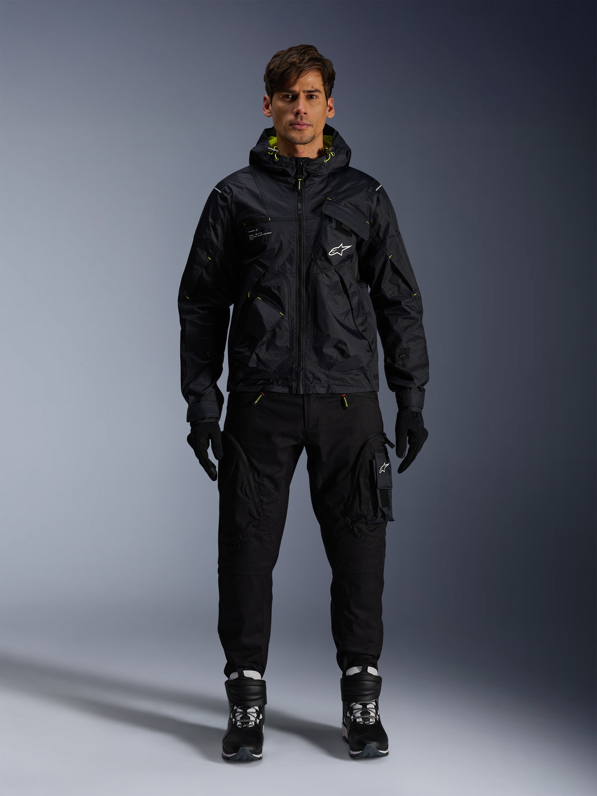 Alpinestars Mogress Air Jacke, Urban-Motorradjacke für Herren, Schwarz und Lime Punch, belüftetes Textil mit Kapuze.