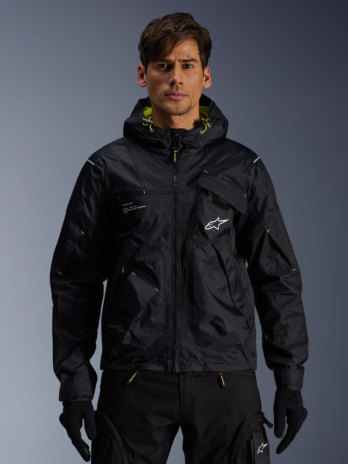 Alpinestars Mogress Air Jacke, urbane Motorradjacke aus Textil für Herren in Schwarz und Lime Punch mit Utility-Kapuze.