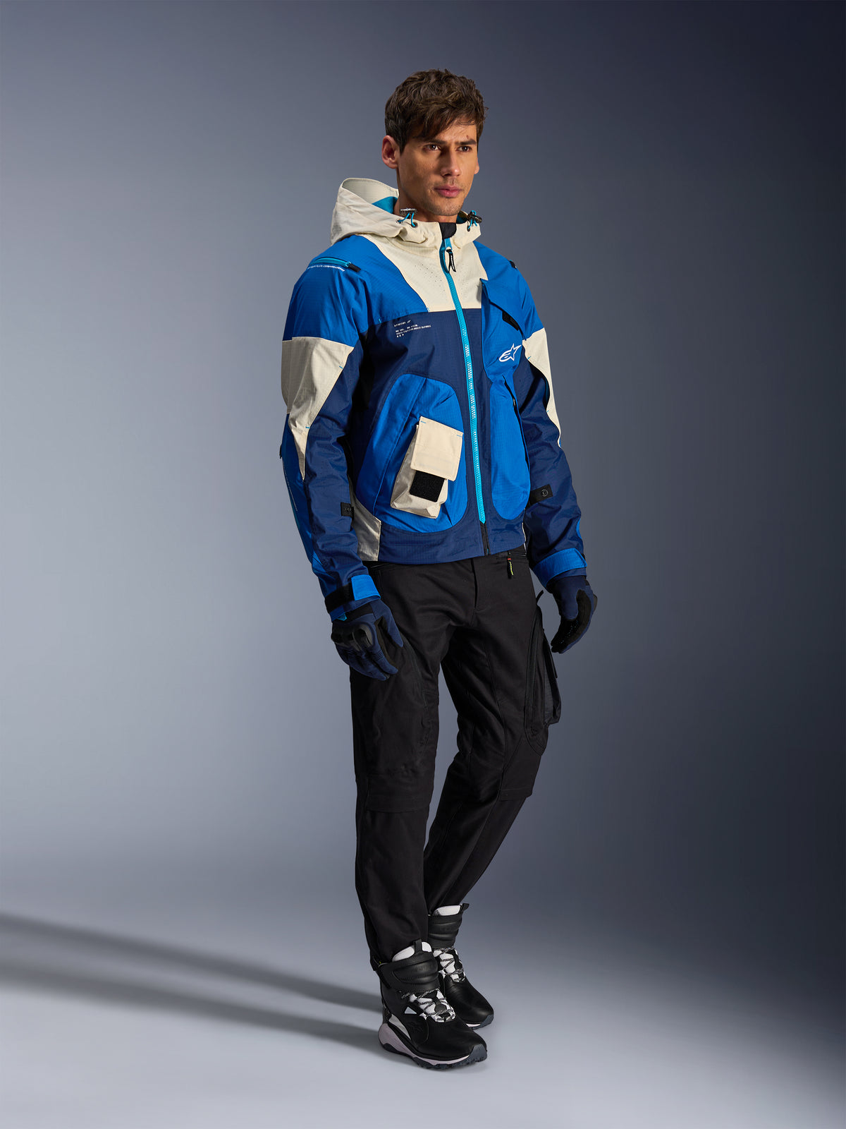 Alpinestars Mogress Air Jacke, urbane Herren-Motorradjacke aus Textil in Blau und Beige mit Kapuze und Taschen.