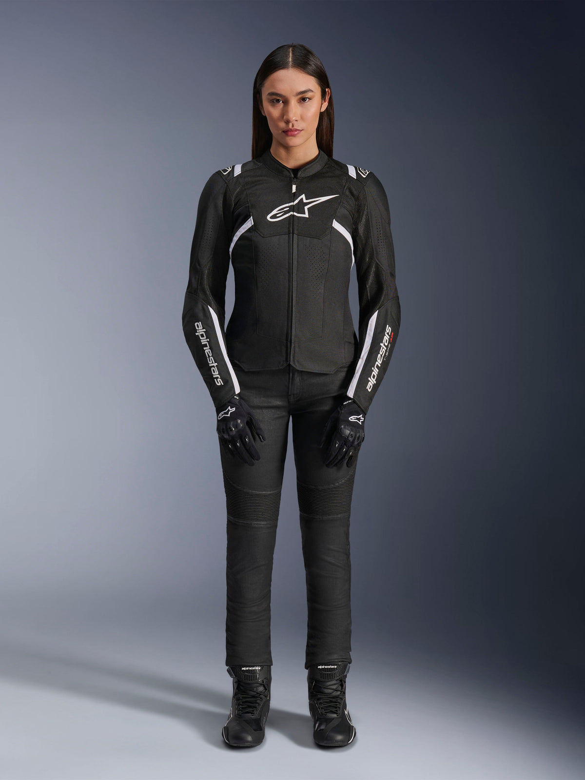 Alpinestars Stella T-Sps Air V2 Jacke, Damen-Motorradjacke, Schwarz und Weiß, mit Mesh-Einsätzen und weißen Akzenten, getragen mit schwarzer Hose, Handschuhen und Stiefeln, sportliche Passform für Stadtfahrten