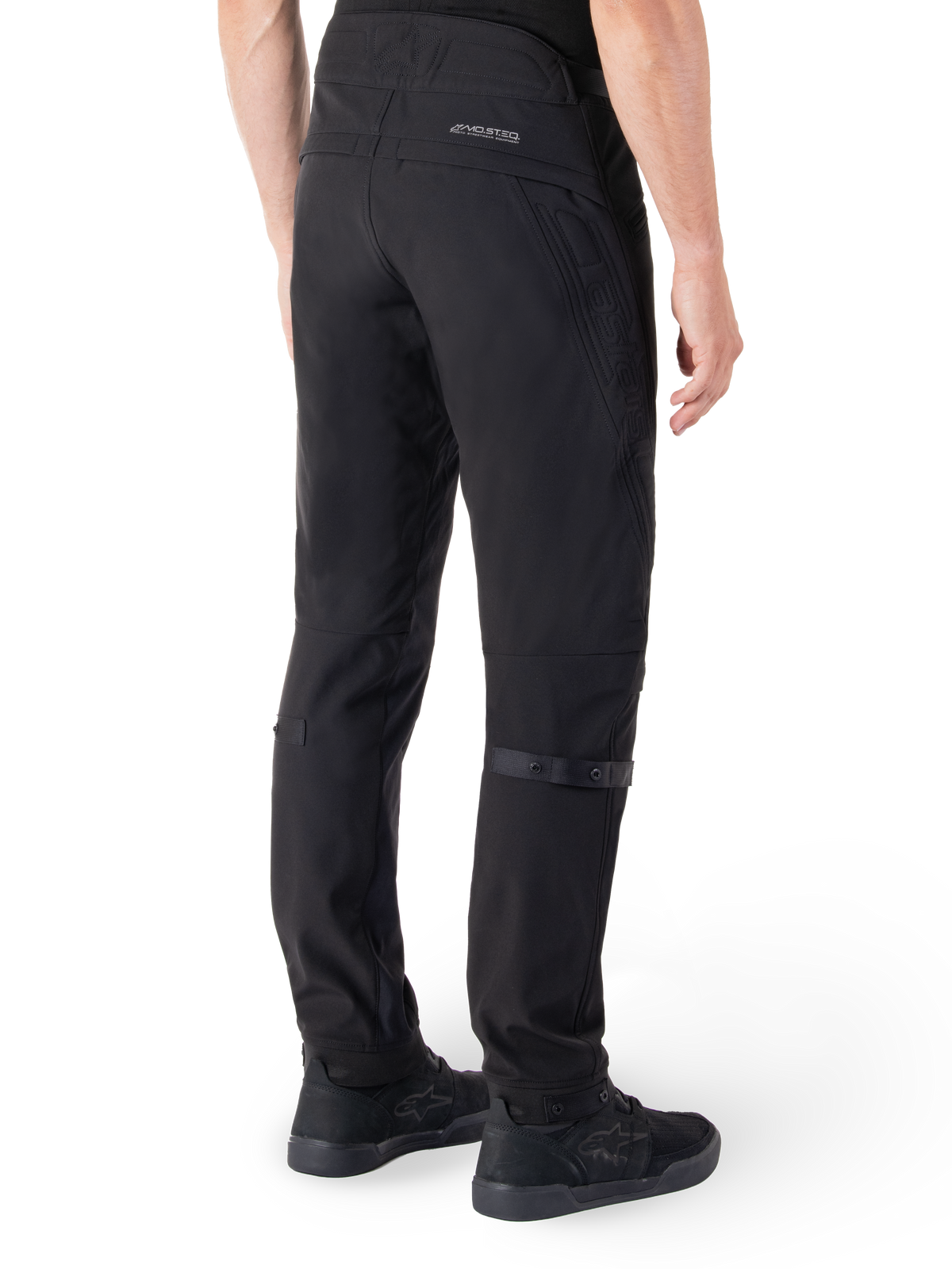 Alpinestars Alden Hose, Urbane Motorradhose, Schwarz, Rückansicht mit technischem Softshell-Gewebe und gesteppten Details, reflektierendes MO.ST.EQ.-Branding auf der Rückenpasse und verstellbare Wadengurte, kombiniert mit schwarzen Motorradschuhen