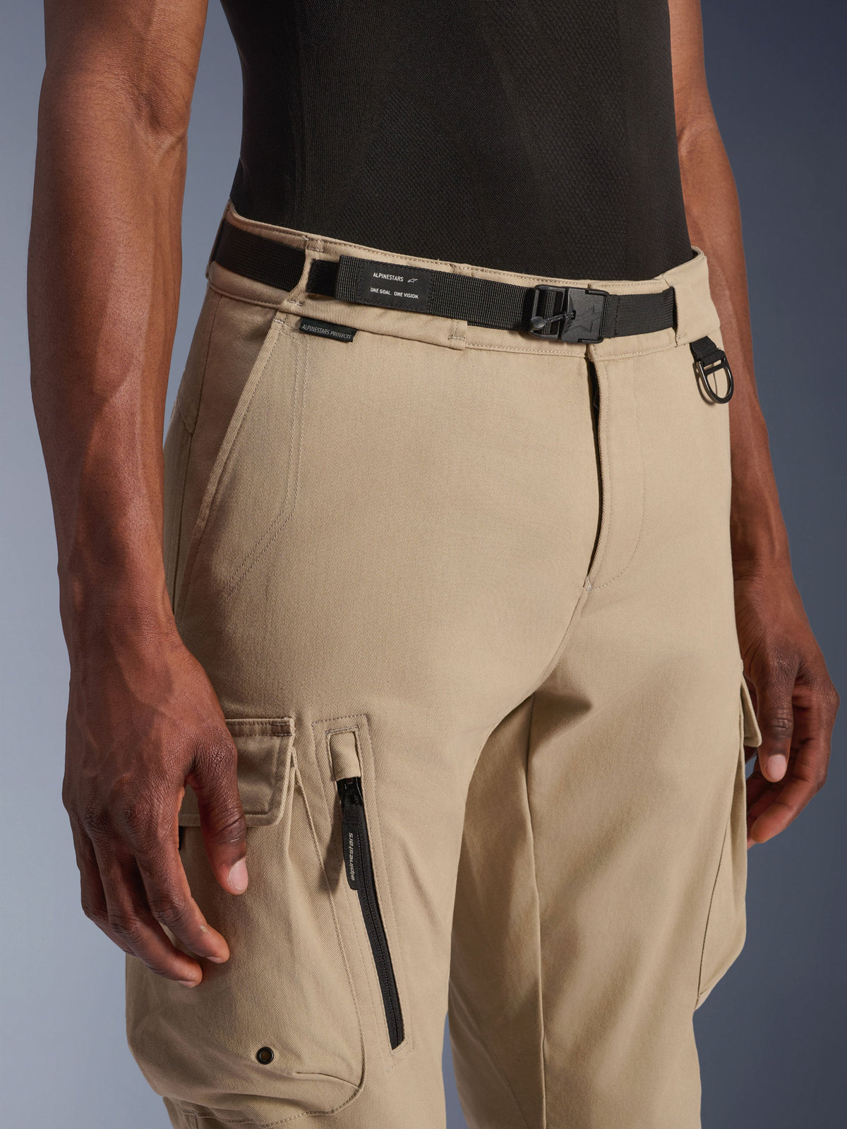 Alpinestars Flex-AST Cargo Pants, Motorrad-Cargohose, Hellbeige, mit integriertem schwarzem Gurtband-Gürtel mit Branding, Metall-D-Ring, seitlicher Reißverschlusstasche und strapazierfähigem Twill-Gewebe für einen utilitaristischen, urbanen Riding-Look