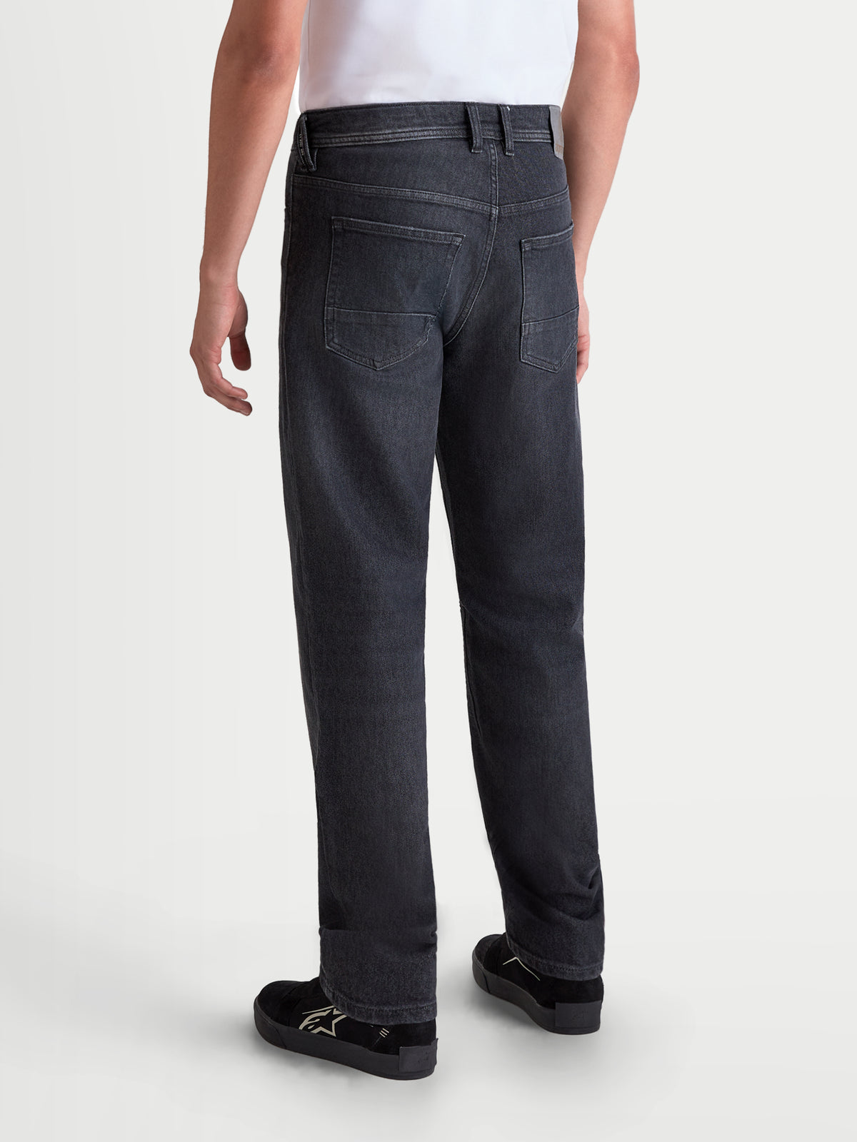 Alpinestars Flex Ast 8 Denim Hose, Herren-Urban-Motorradjeans in Used Black, Rückansicht mit einlagiger technischer Jeans-Konstruktion, Gesäßtaschen und Regular Straight Fit am Model