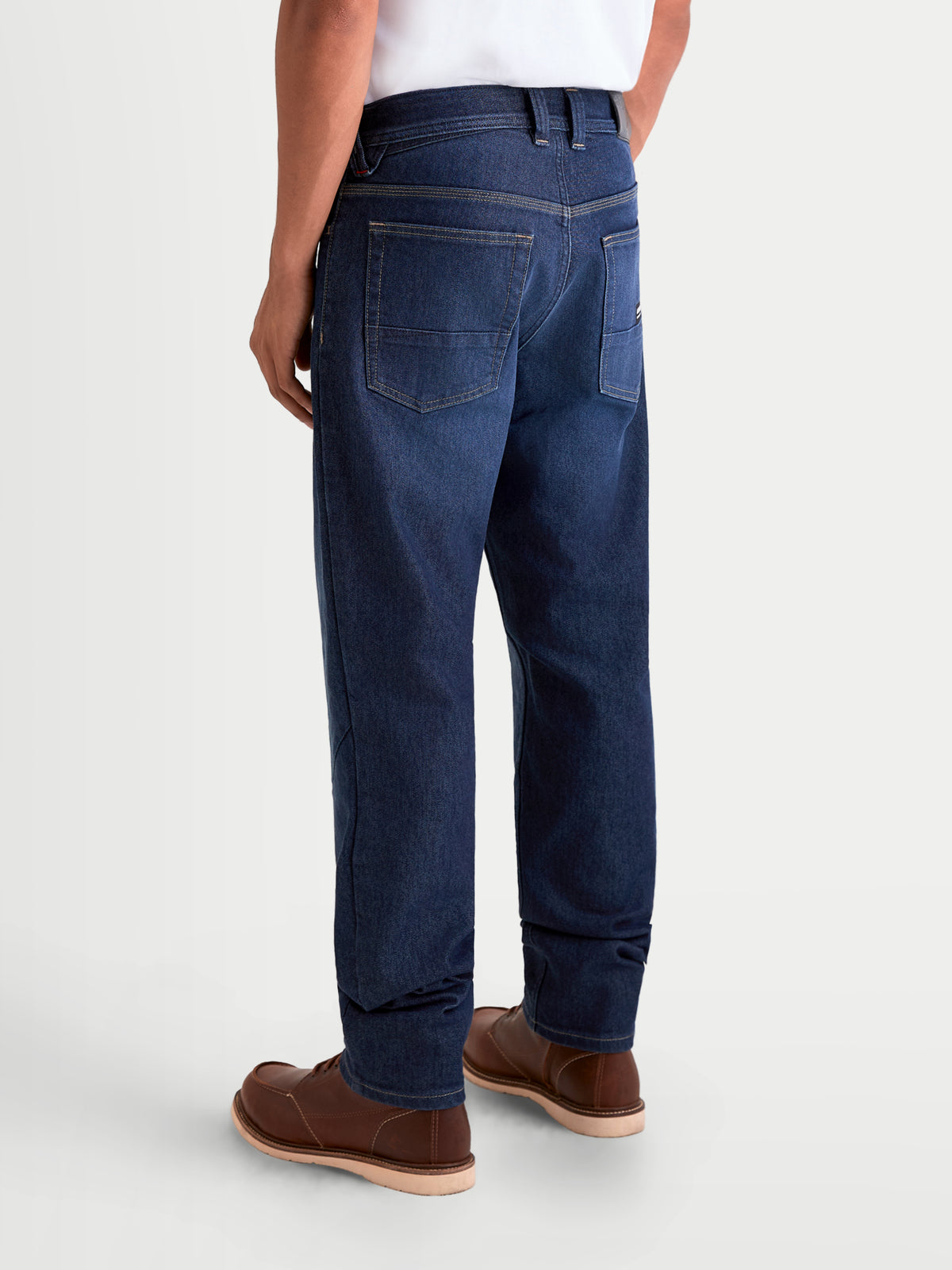 Alpinestars Flex Ast 7 Denim Hose, dunkle Motorrad-Jeans für Herren, Rückansicht mit einlagiger technischer Konstruktion, Fünf-Taschen-Layout und Leder-Aufnäher, getragen von einem Model mit braunen Stiefeln