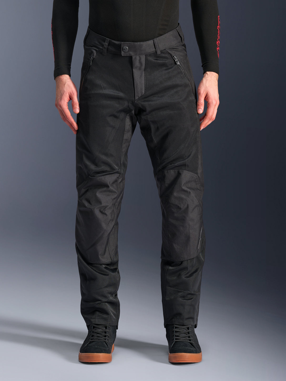 Alpinestars C-1 Air Pants, schwarze Textil-Motorradhose, urbane Fahrausrüstung mit großflächigen Mesh-Einsätzen für Luftzirkulation, verstärkten Kniebereichen, vorderen Reißverschlusstaschen und einer sauberen, maßgeschneiderten Passform.