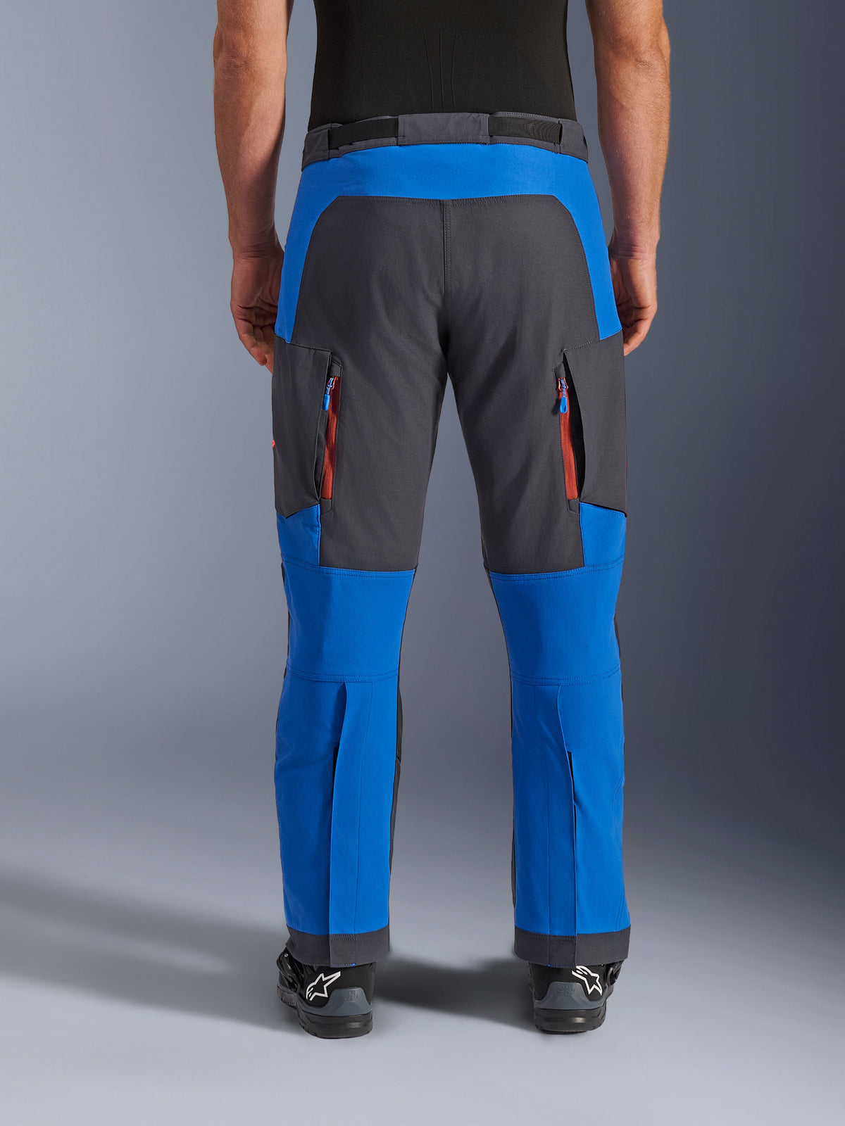 Alpinestars Maxdura Dual Hose, Adventure-Motorradhose, Königsblau und Dunkelgrau, Rückansicht mit vertikalen Reißverschluss-Belüftungen an den Oberschenkeln und verstärkten Gesäßpaneelen, Über-den-Stiefel-Passform, technische Ausrüstung für Dual-Sport-Fahrten