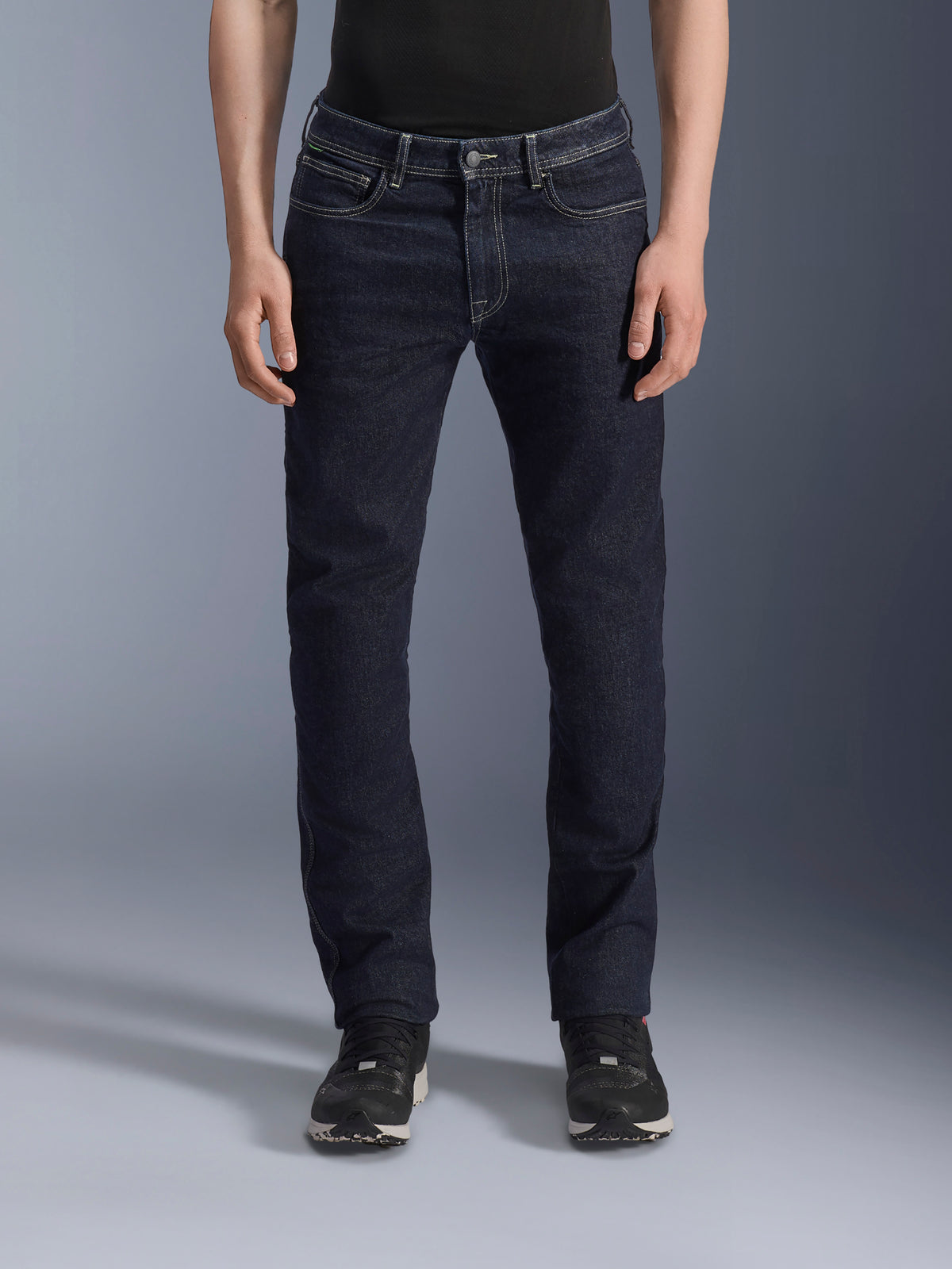 Alpinestars Copper V3 Denim Pants, urbane Herren-Motorradjeans in Rinse-Blau, Stretch-Baumwoll-Denim-Konstruktion mit Regular-Passform und geradem Beinschnitt, Frontansicht am Model.