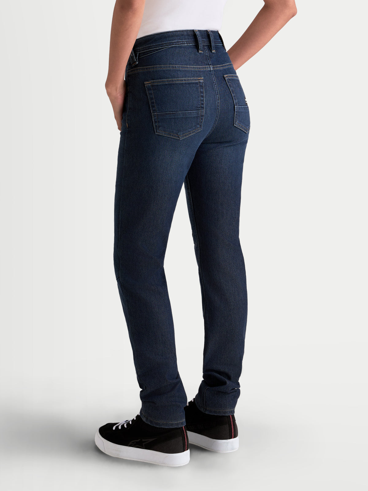 Alpinestars Stella Flex Ast 7 Denim Hose Short, Damen-Motorradjeans in Dunkelblau, Rückansicht am Model mit einlagiger Stretch-Denim-Konstruktion und Fünf-Taschen-Stil