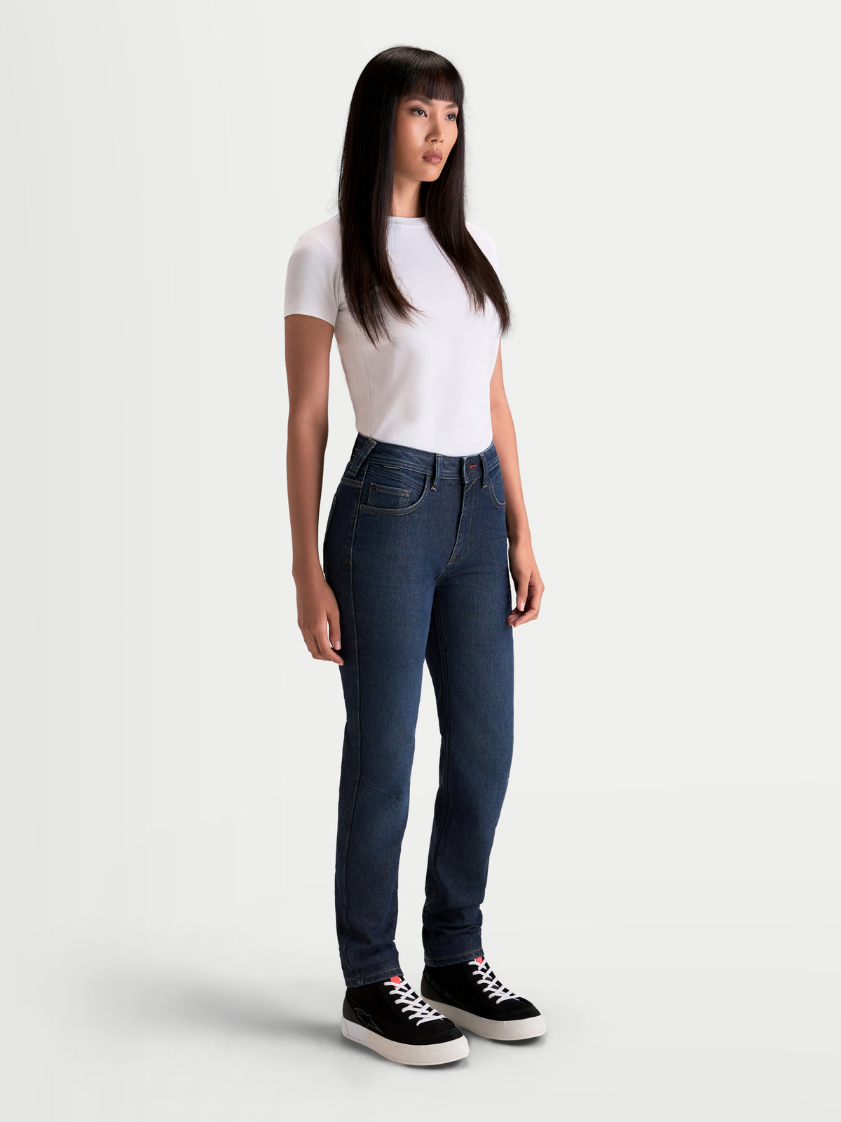 Alpinestars Stella Flex Ast 7 Denim Hose Short, dunkle Jeans für Damen, urbanes Motorradfahren, getragen von einem Model mit dunkelblauer Denim-Konstruktion