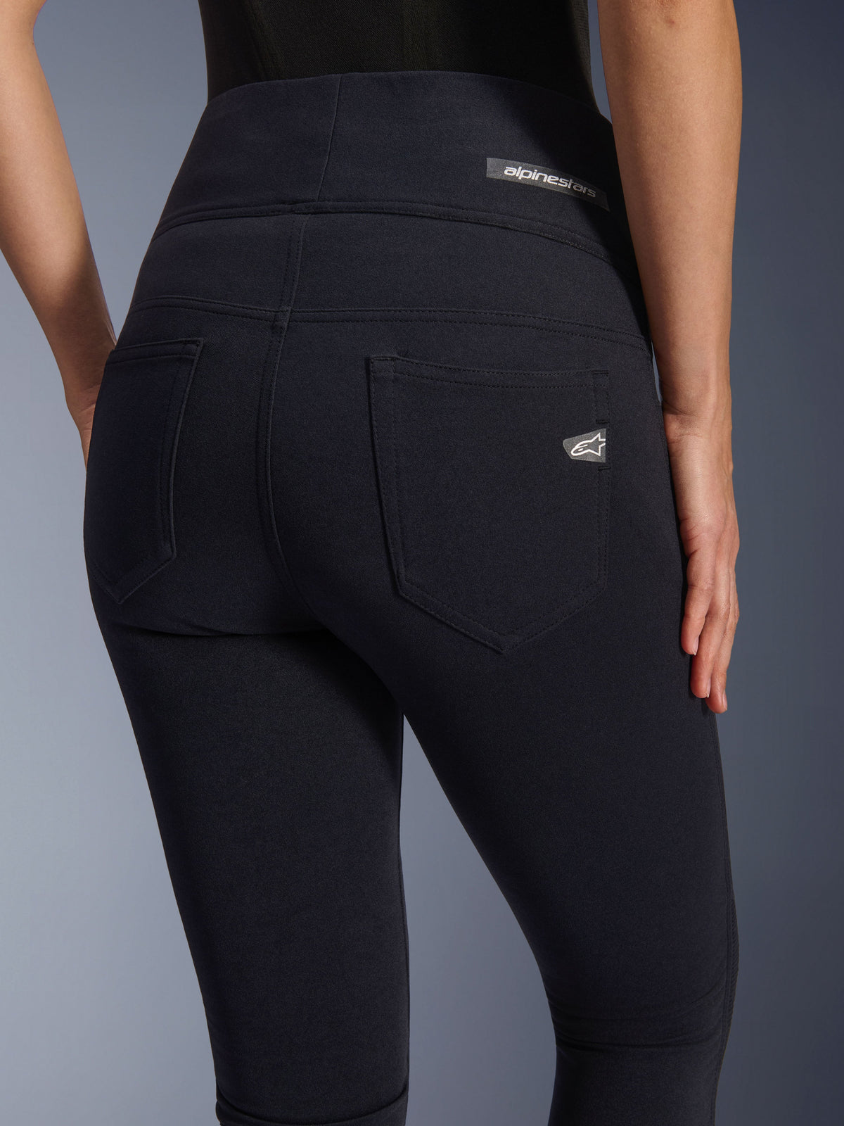 Alpinestars Stella Flex-AST Leggings, Motorradhose für Damen, Schwarz, Nahaufnahme der Rückseite mit Fokus auf das hoch taillierte Design, zwei funktionelle Gesäßtaschen und Alpinestars-Logo-Labels an Tasche und Bund.