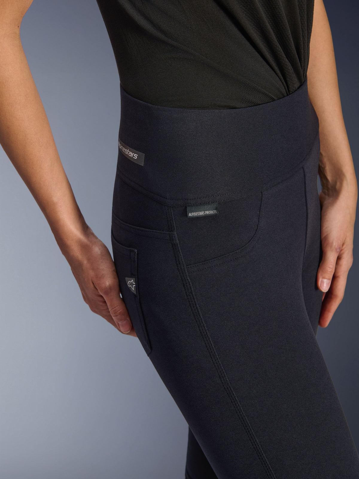 Alpinestars Stella Flex-Ast Leggings, Motorrad-Leggings für Damen, Schwarz, Nahaufnahme des hohen Hosenbunds und Hüftbereichs mit dezenten Marken-Labels, schlankes urbanes Design für die Straße