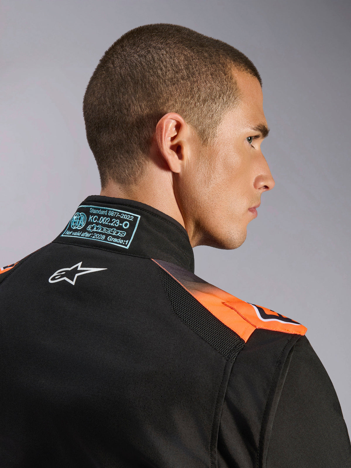 Alpinestars KMX-5 V3 Kombi, Karting-Anzug, Schwarz und Orange Fluo, FIA 8877-2022 Grad 1 zertifiziert, Nackendetail.