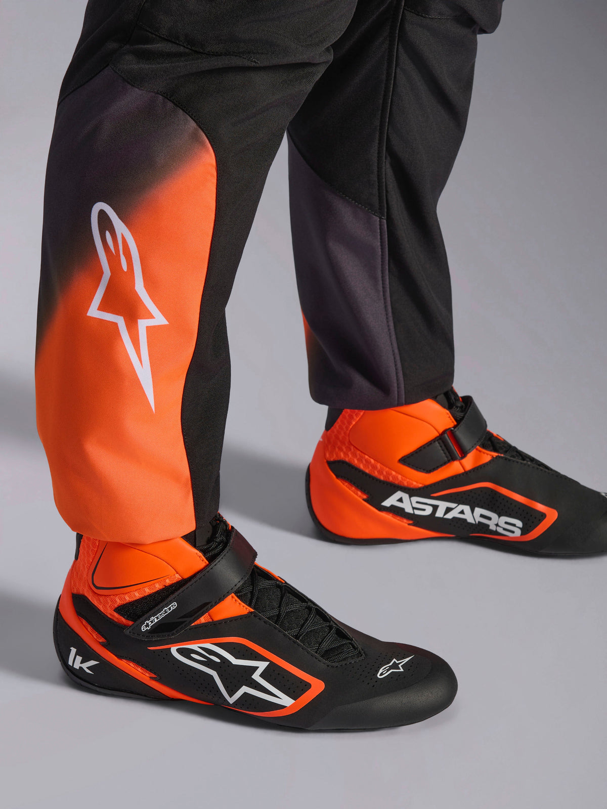 Alpinestars KMX-5 V3 Kombi, Herren-Kart-Anzug in Schwarz und Orange Fluo mit Kartschuhen, FIA 8877-2022 Grad 1 zertifiziert.