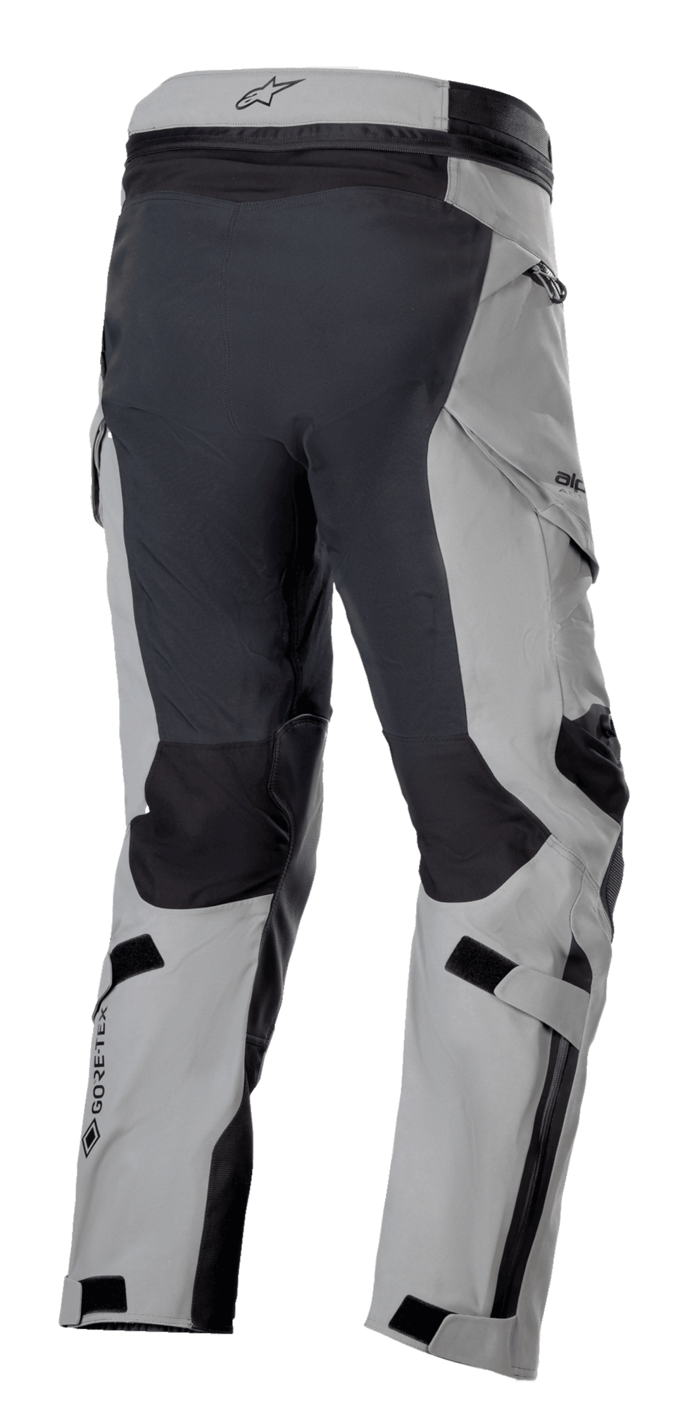 Alpinestars Boulder 3L GORE-TEX Hose, Adventure-Motorradhose, Dunkelgrau und Schwarz, Dreiviertel-Rückansicht mit verstärktem Gesäßbereich und Beininnenseiten, hellgrauen Einsätzen, GORE-TEX-Logo auf der Wade und ergonomischen Cargotaschen.