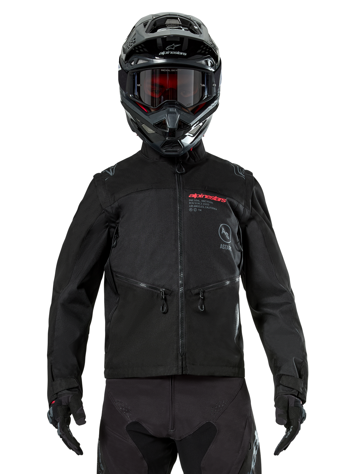 Alpinestars Pro-Dura Jacke, schwarze Offroad-Motorradjacke, Vorderansicht getragen von einem Fahrer mit passendem schwarzem Helm und Goggles, mit rotem Alpinestars-Branding, Brusttaschen mit Reißverschluss, strapazierfähige Textilkonstruktion für Enduro-Fahrten