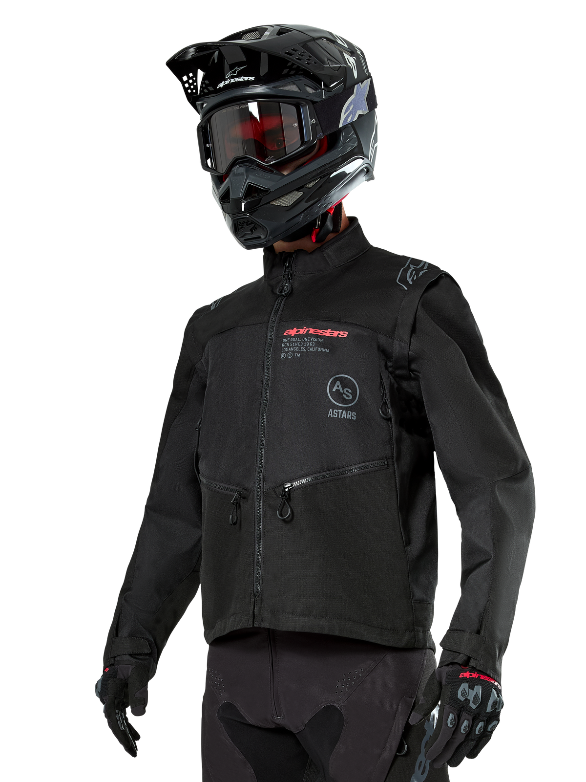 Alpinestars Pro-Dura Jacke, Offroad-Motorradjacke, Schwarz mit rotem und grauem Branding, mit Fronttaschen mit Reißverschluss und hohem Kragen, getragen mit einem schwarzen Motocross-Helm und Handschuhen für Enduro-Rennen