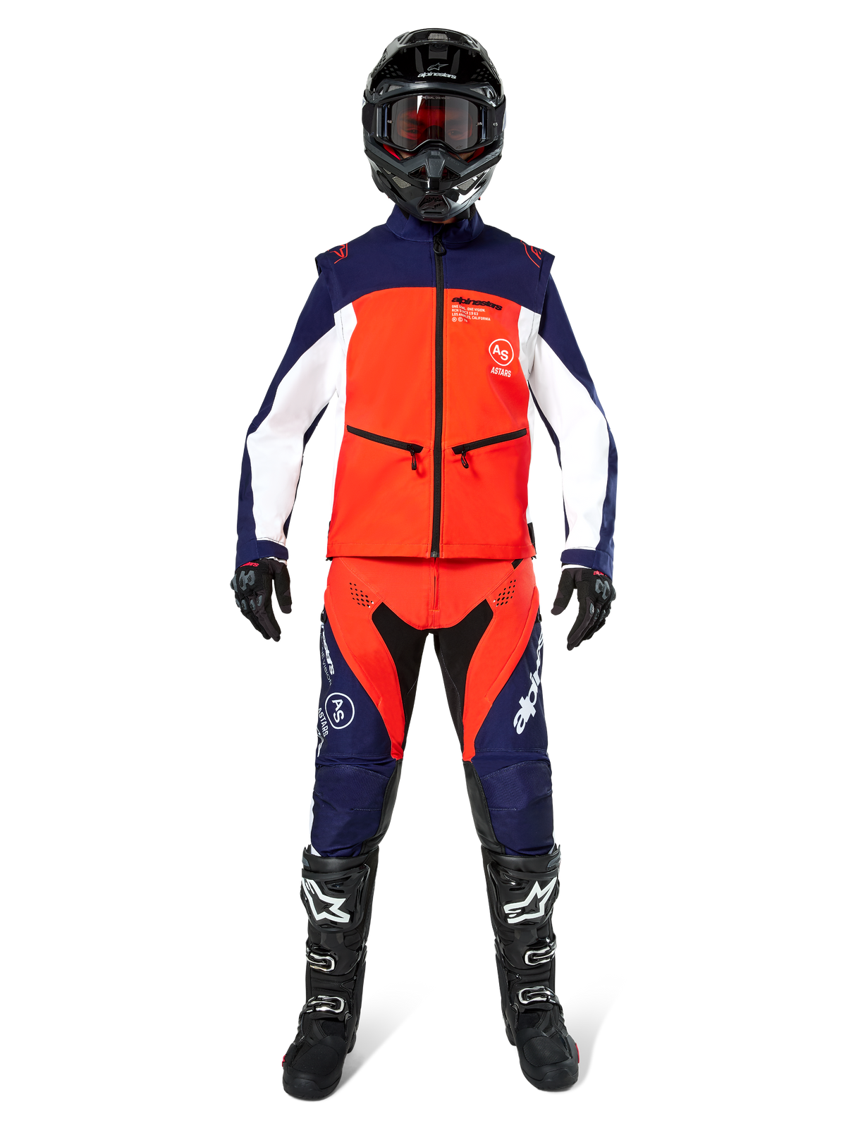 Motocross-Fahrer in kompletter Offroad-Ausrüstung, Lite-Dura Softshell-Jacke in Navy, Hot Orange und Weiß, passende Hose in Navy und Orange, schwarzer Helm mit Brille, schwarz-weiße Stiefel, schwarze Handschuhe, abgestimmtes Outfit für Enduro-Rennen