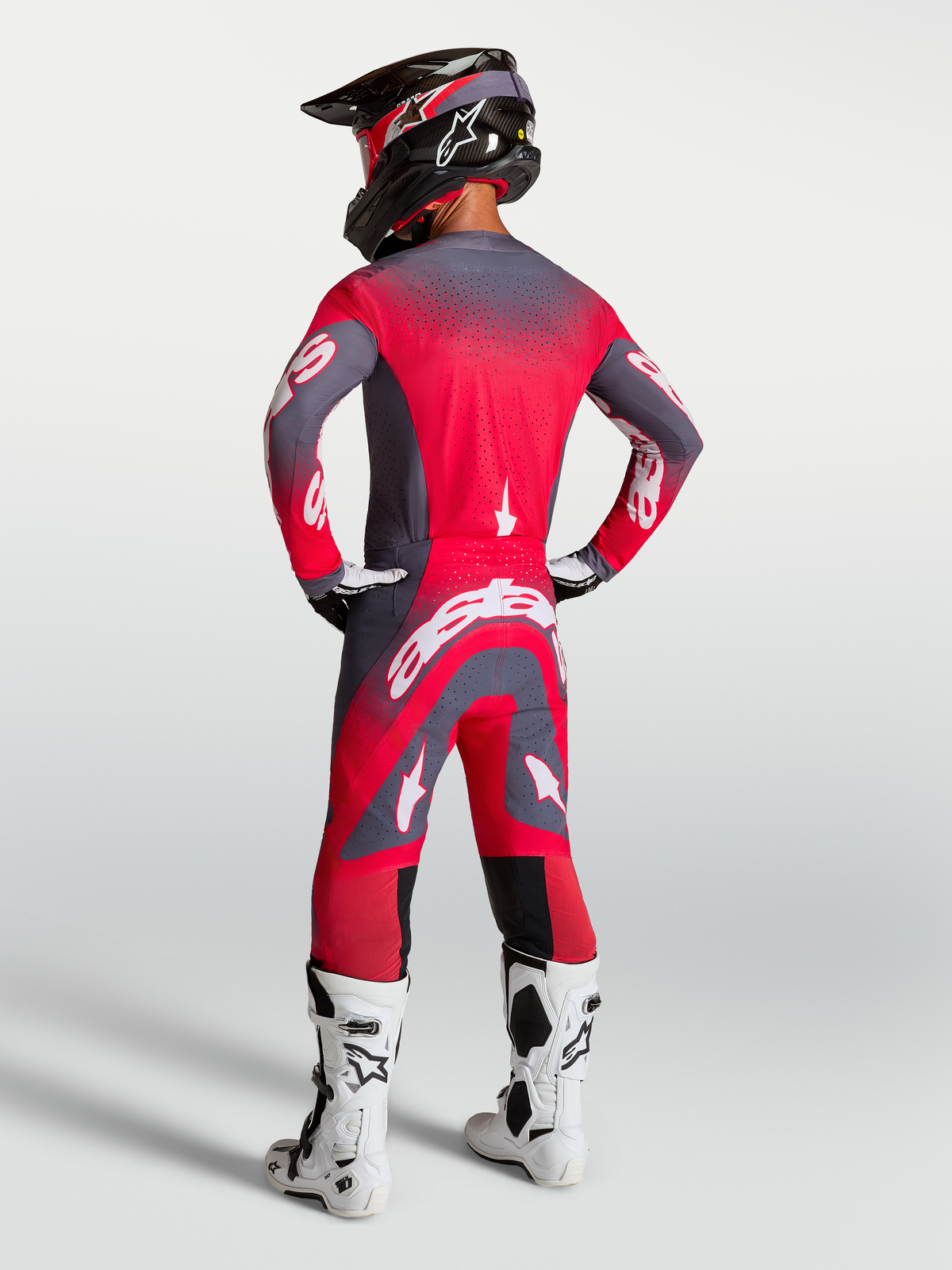 Alpinestars Supertech Hiten AFD Hose, Herren-Motocross-Hose, Grau und Leuchtrot, athletische Passform, R00ckansicht am Model.
