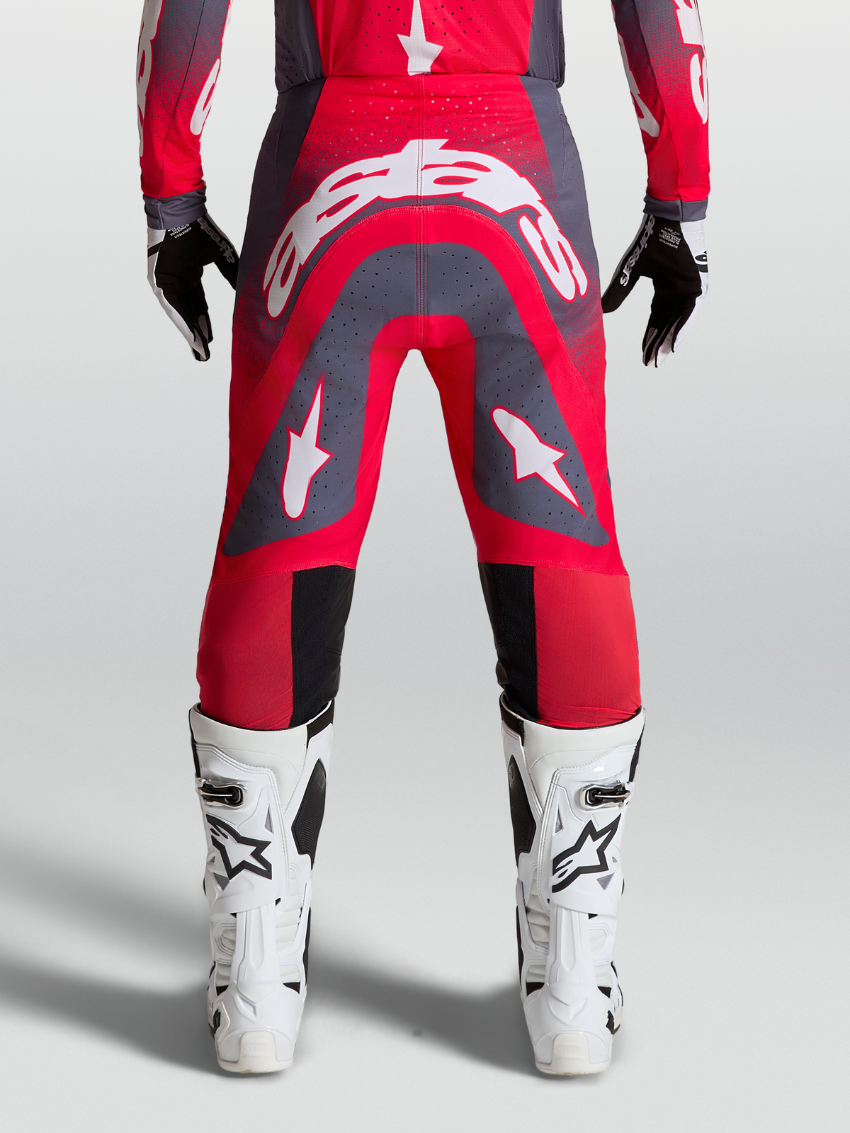 Alpinestars Supertech Hiten AFD Motocrosshose in Rot und Grau, mit weißen Logos, professionelle MX-Rennausrüstung am Model.