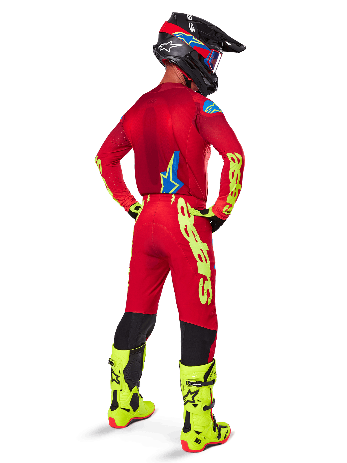 Alpinestars 2025 Supertech Maker Hose, Motocross-Hose, Hellrot und Neongelb, Rückansicht eines Fahrers in passendem rotem Trikot, fluoreszierend gelbe Stiefel und schwarzer Helm, mit großem gelben Alpinestars-Branding am Bein.