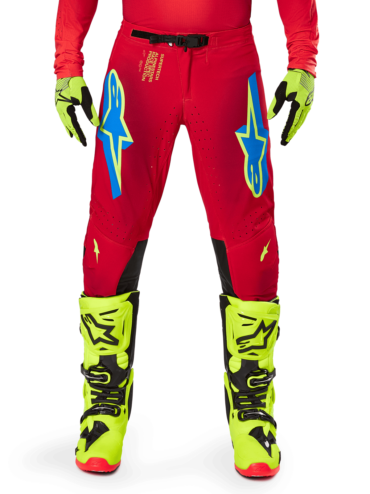 Alpinestars 2025 Supertech Maker Hose, Motocross-Hose, Hellrot und Neongelb, mit blauen Astars-Logos auf den Oberschenkeln, belüfteten Perforationen und schwarzen Knieinnenseiten-Einsätzen, getragen mit passenden neongelben Stiefeln und Handschuhen