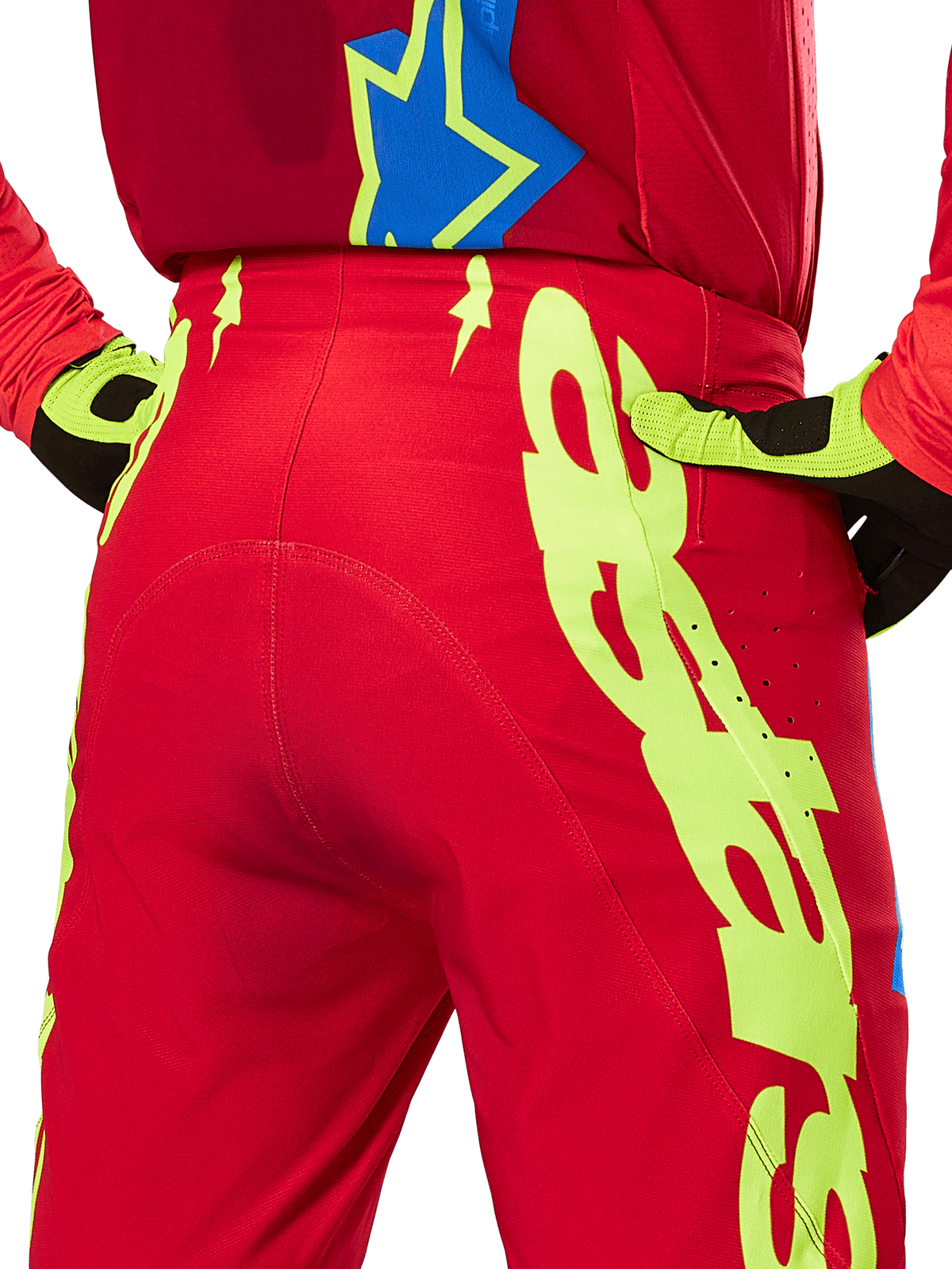 Alpinestars 2025 Supertech Maker Hose, Motocross-Hose, Leuchtendes Rot und Neongelb, Rückansicht mit großen gelben Grafiken auf den Beinen und passenden neongelben und schwarzen Handschuhen, professionelle Offroad-Rennausrüstung