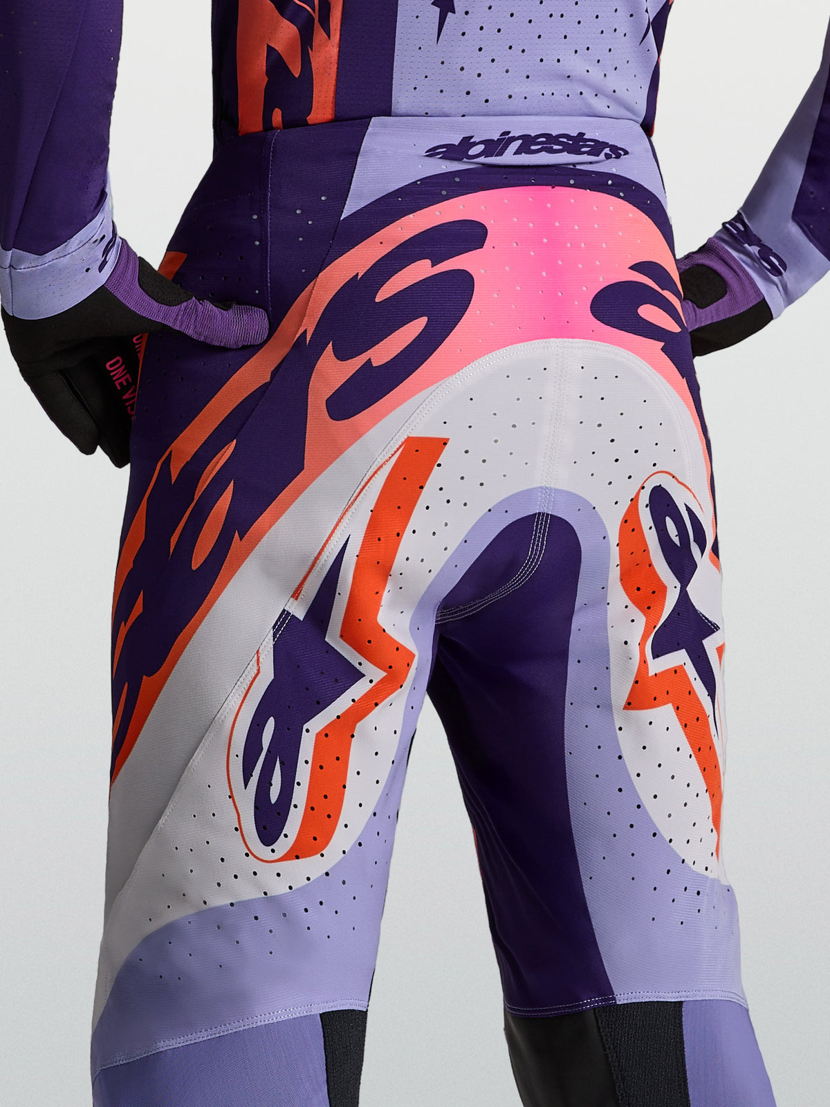 Alpinestars Supertech Dyna Hose, Herren-Motocross-Hose, Lila und Pink Fluo, belüftete athletische Passform, Rückansicht.