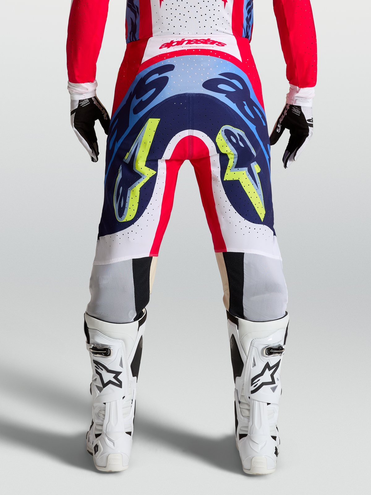 Alpinestars Supertech Dyna Hose, Motocross-Hose in Rot, Weiß und Blau, Rückansicht mit athletischer Rennpassform und strapazierfähiger MX-Konstruktion.