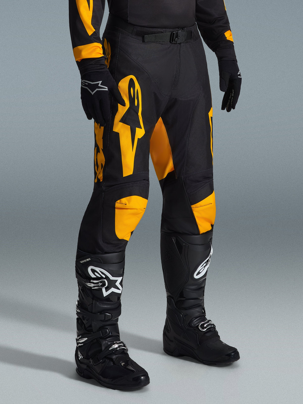 Alpinestars 2026 Racer Riway Hose, Motocross-Hose, Gelb und Schwarz, getragen mit schwarzen Handschuhen und schwarzen Motocross-Stiefeln, mit auffälligem gelbem Alpinestars-Branding und Knieakzenten auf schwarzer Basis, konzipiert für hochleistungsfähigen Offroad-Rennsport