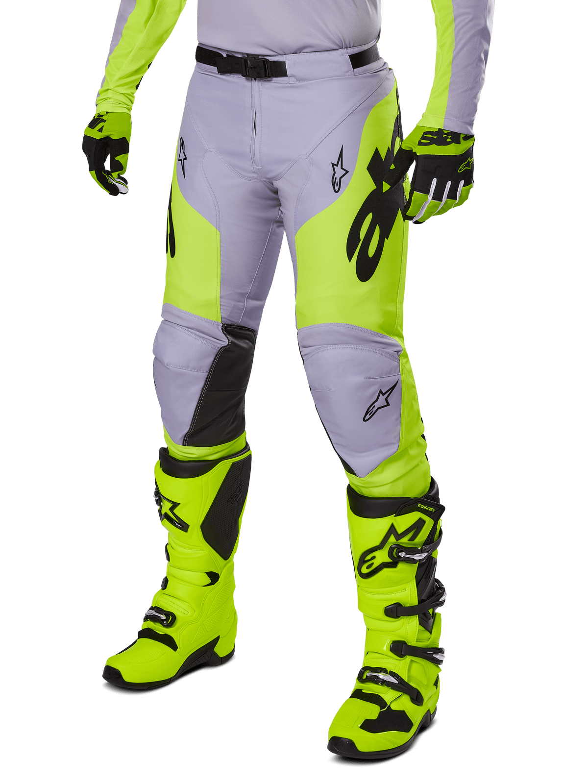 Alpinestars 2025 Racer Veil Hose, Motocross-Hose, Grau und Neongelb Fluo, mit schwarzen Stern-Logos und verstellbarem Hüftgurt, abgebildet mit passenden Motocross-Stiefeln und Handschuhen, ergonomisches Design für den Offroad-Einsatz