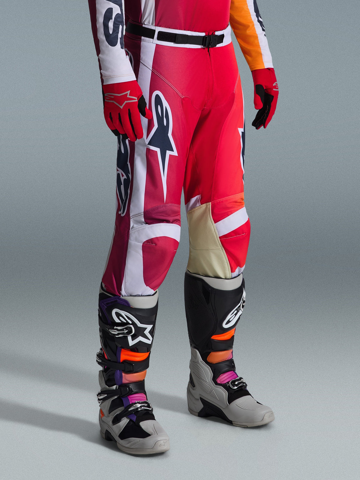 Alpinestars 2026 Racer Portl Hose, Motocross-Hose, Rot, Hellgrau und Dunkelgrau, kombiniert mit passenden roten Handschuhen und mehrfarbigen Motocross-Stiefeln, mit auffälligen Alpinestars-Logos und verstärkten Einsätzen für den Offroad-Rennsport.